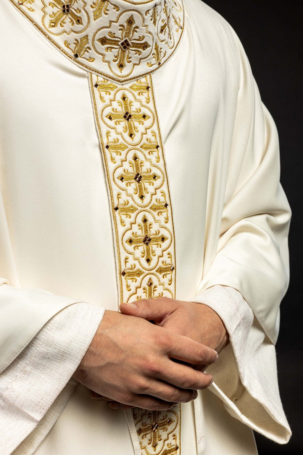Chasuble ornée de 500 pierres avec une bande étroite en écru LE/7104/05 - CHASUBLES.FR