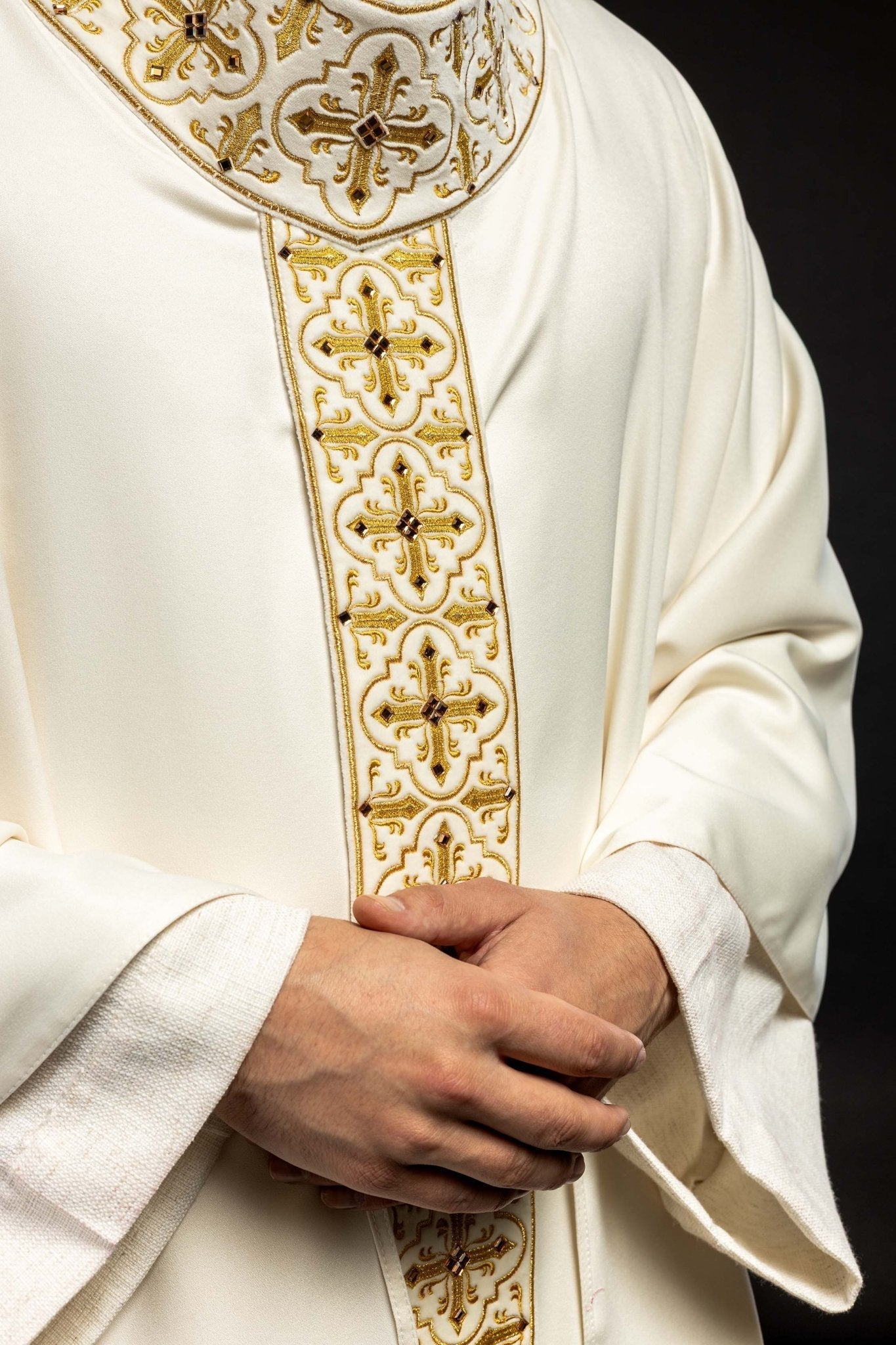 Chasuble ornée de 500 pierres avec une bande étroite en écru LE/7104/05 - CHASUBLES.FR