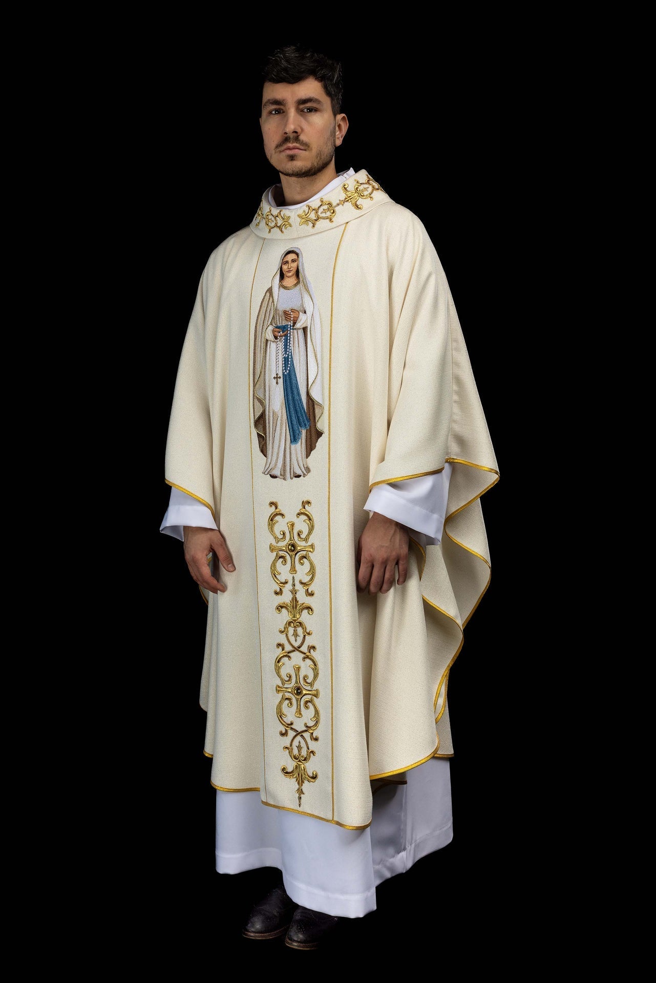 Chasuble richement brodée avec l’image de Notre - Dame du Rosaire KOW2/045/05/71 - CHASUBLES.FR