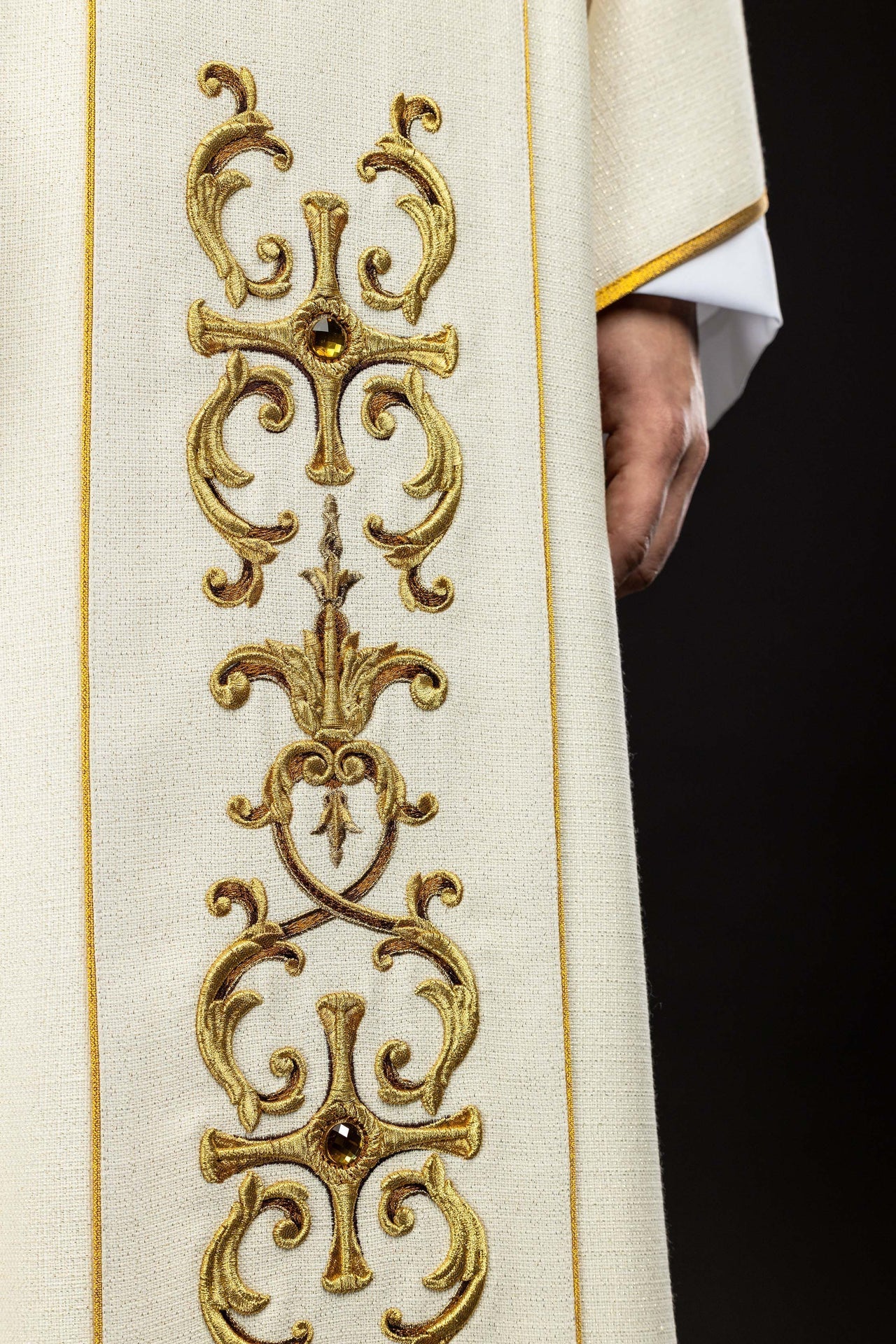 Chasuble richement brodée avec l’image de Notre - Dame du Rosaire KOW2/045/05/71 - CHASUBLES.FR