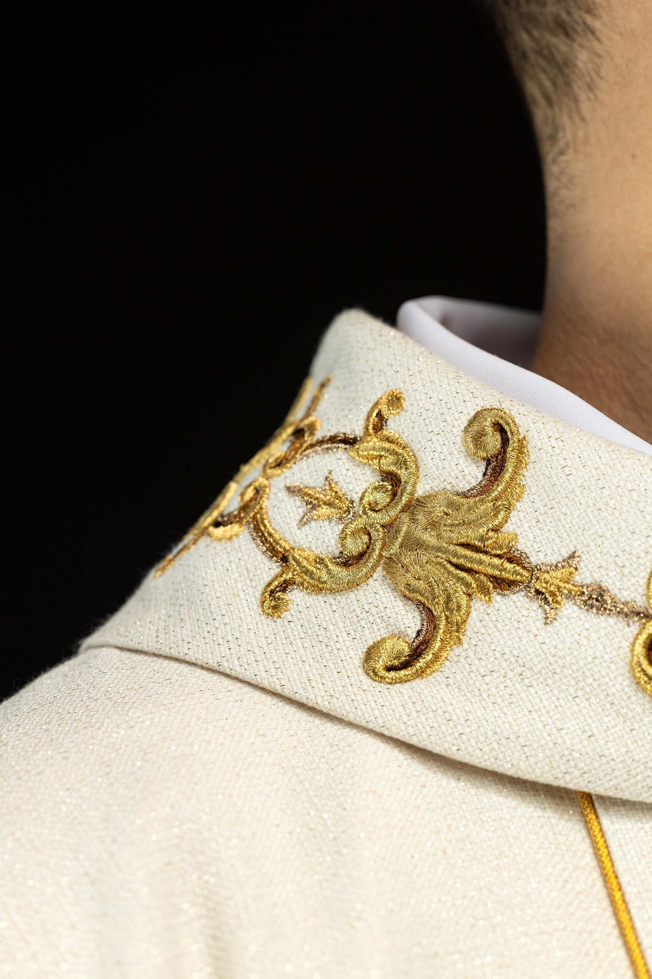 Chasuble richement brodée avec l’image de Notre - Dame du Rosaire KOW2/045/05/71 - CHASUBLES.FR