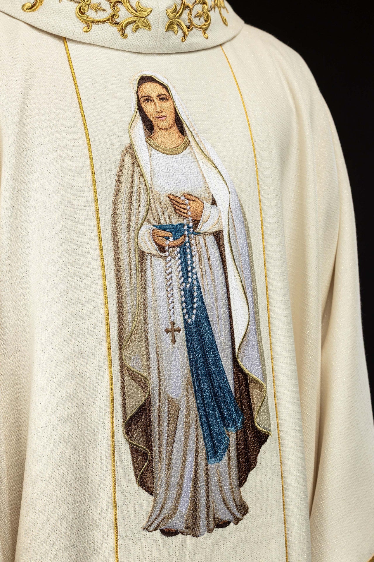 Chasuble richement brodée avec l’image de Notre - Dame du Rosaire KOW2/045/05/71 - CHASUBLES.FR