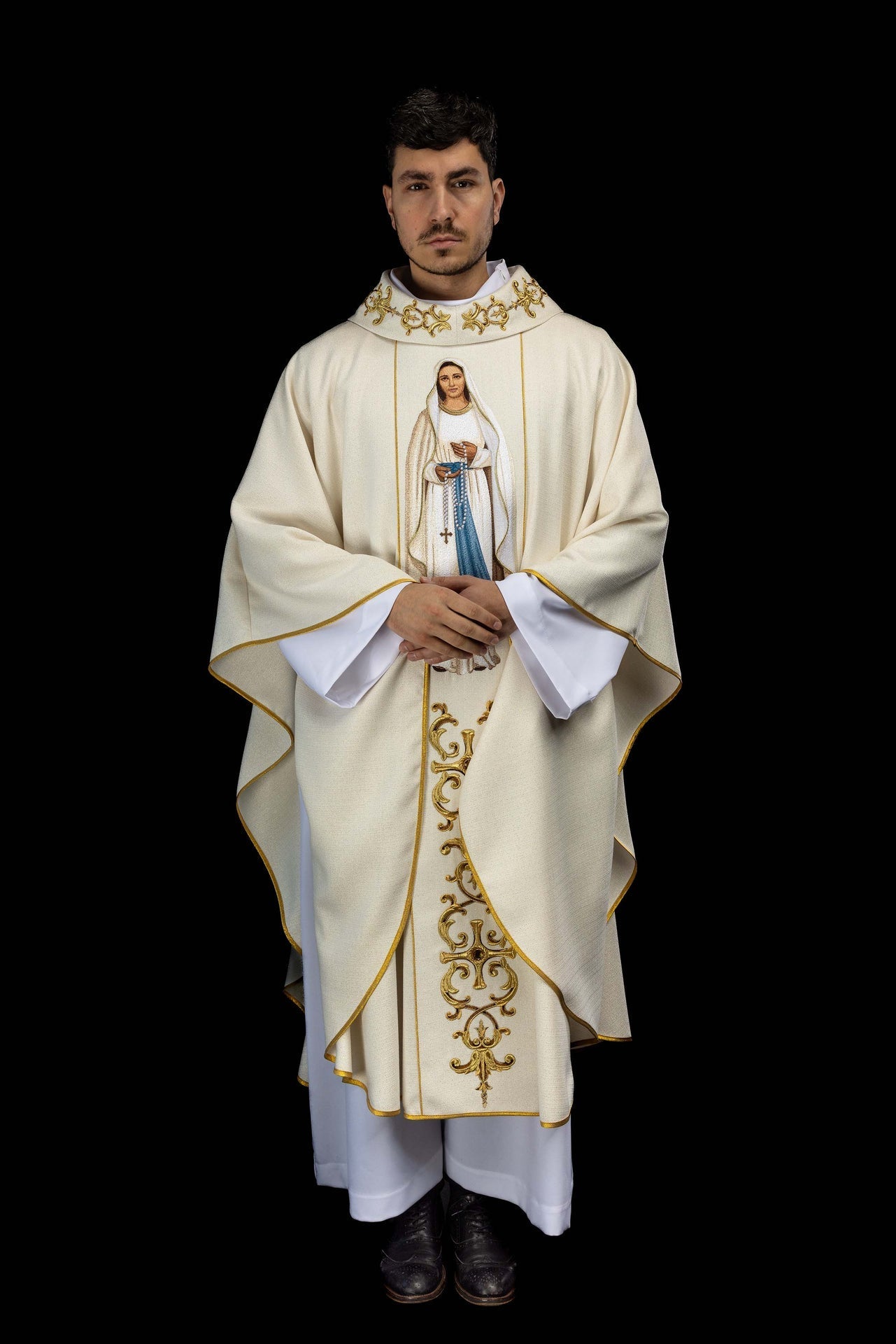 Chasuble richement brodée avec l’image de Notre - Dame du Rosaire KOW2/045/05/71 - CHASUBLES.FR