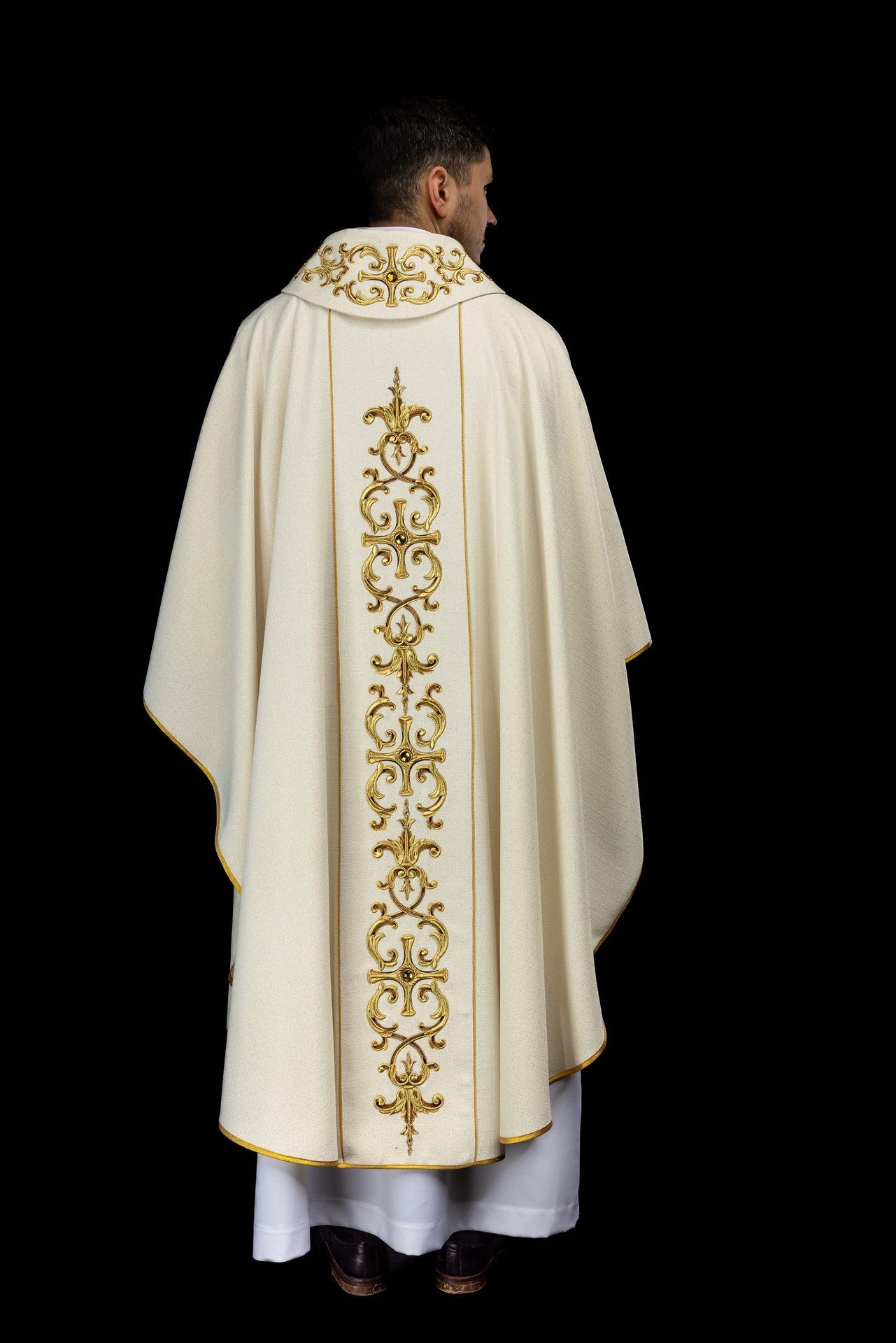 Chasuble richement brodée avec l’image de Notre - Dame du Rosaire KOW2/045/05/71 - CHASUBLES.FR