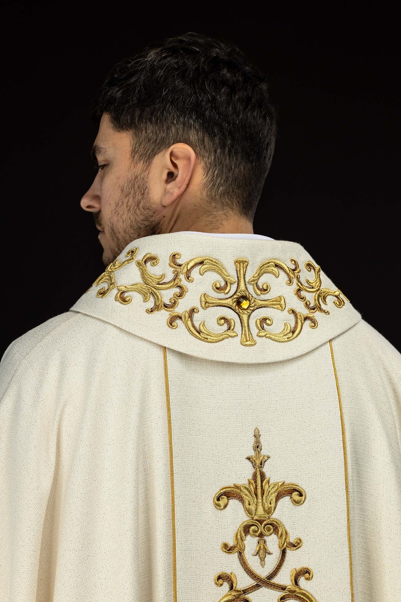 Chasuble richement brodée avec l’image de Notre - Dame du Rosaire KOW2/045/05/71 - CHASUBLES.FR