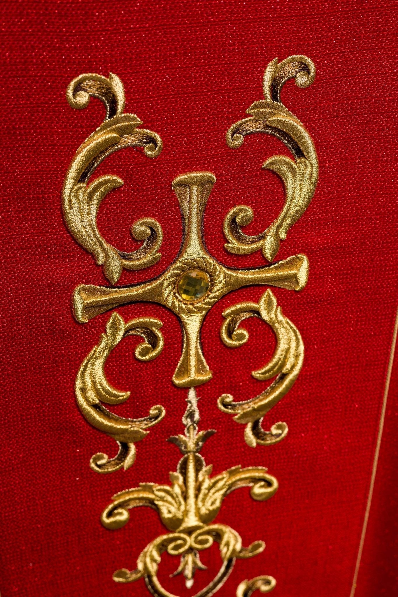 Chasuble richement brodée avec l’image de Saint Florian KOW2/037/02/71 - CHASUBLES.FR