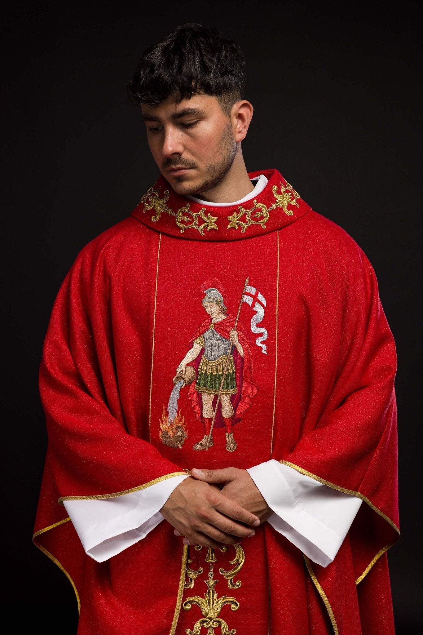 Chasuble richement brodée avec l’image de Saint Florian KOW2/037/02/71 - CHASUBLES.FR