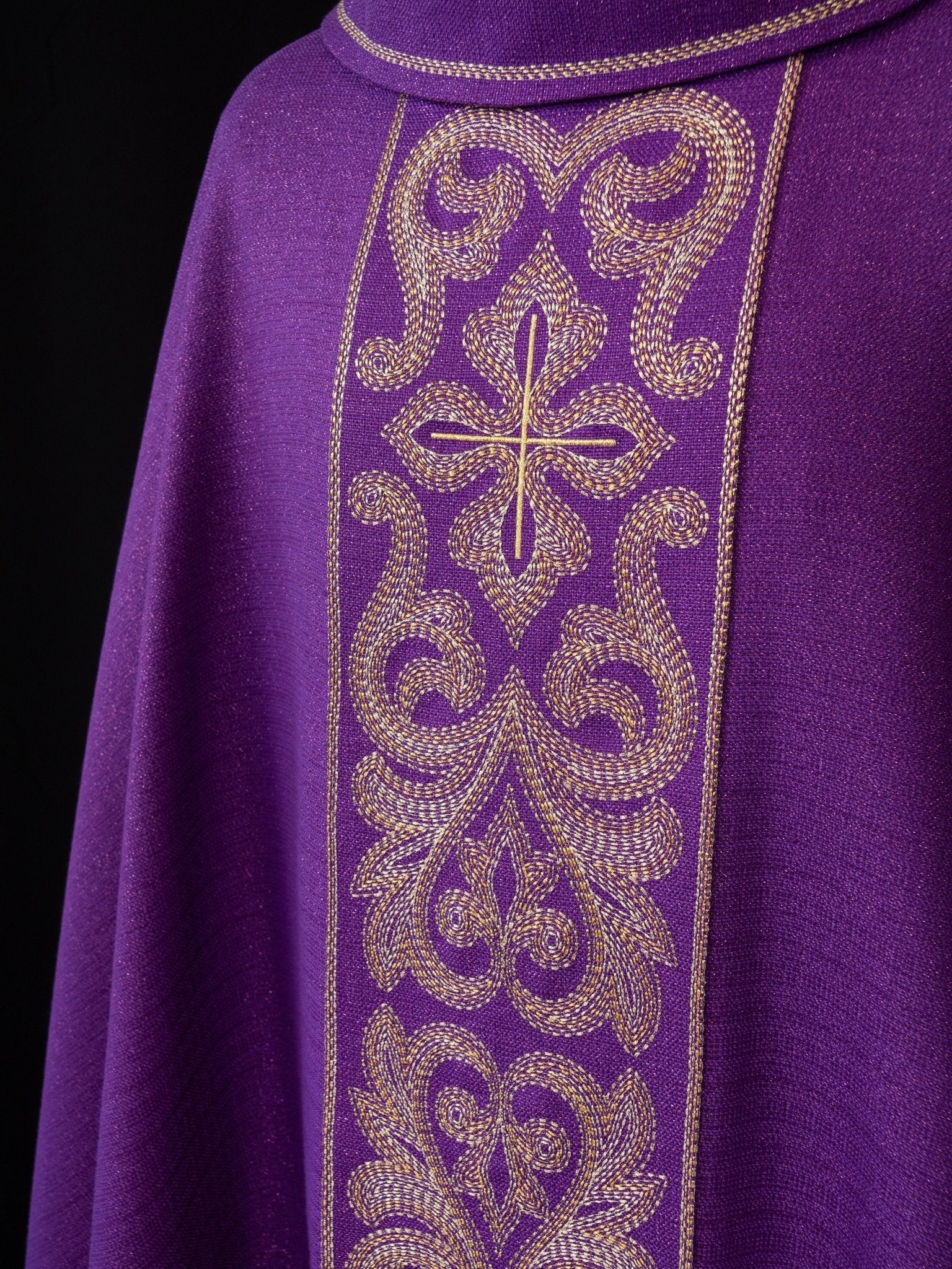 Chasuble richement brodée de croix Pourpre LE/7028/03 - CHASUBLES.FR