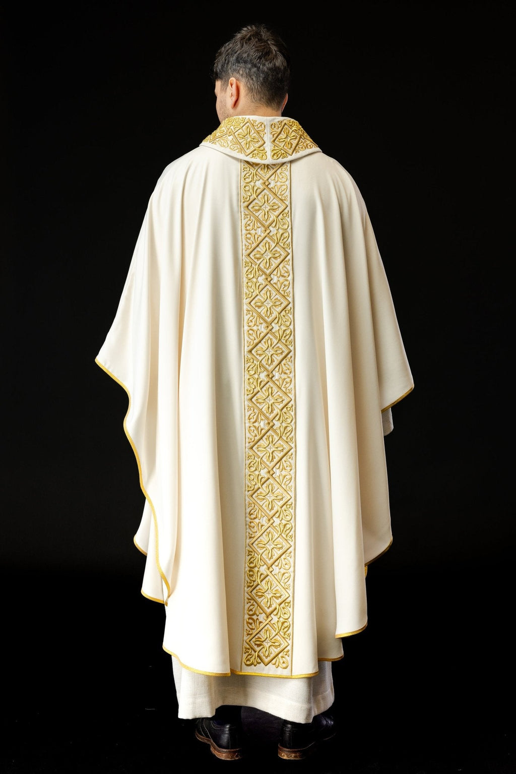 Chasuble richement brodée de motifs floraux avec croix Ecru LE/7027/05 - CHASUBLES.FR