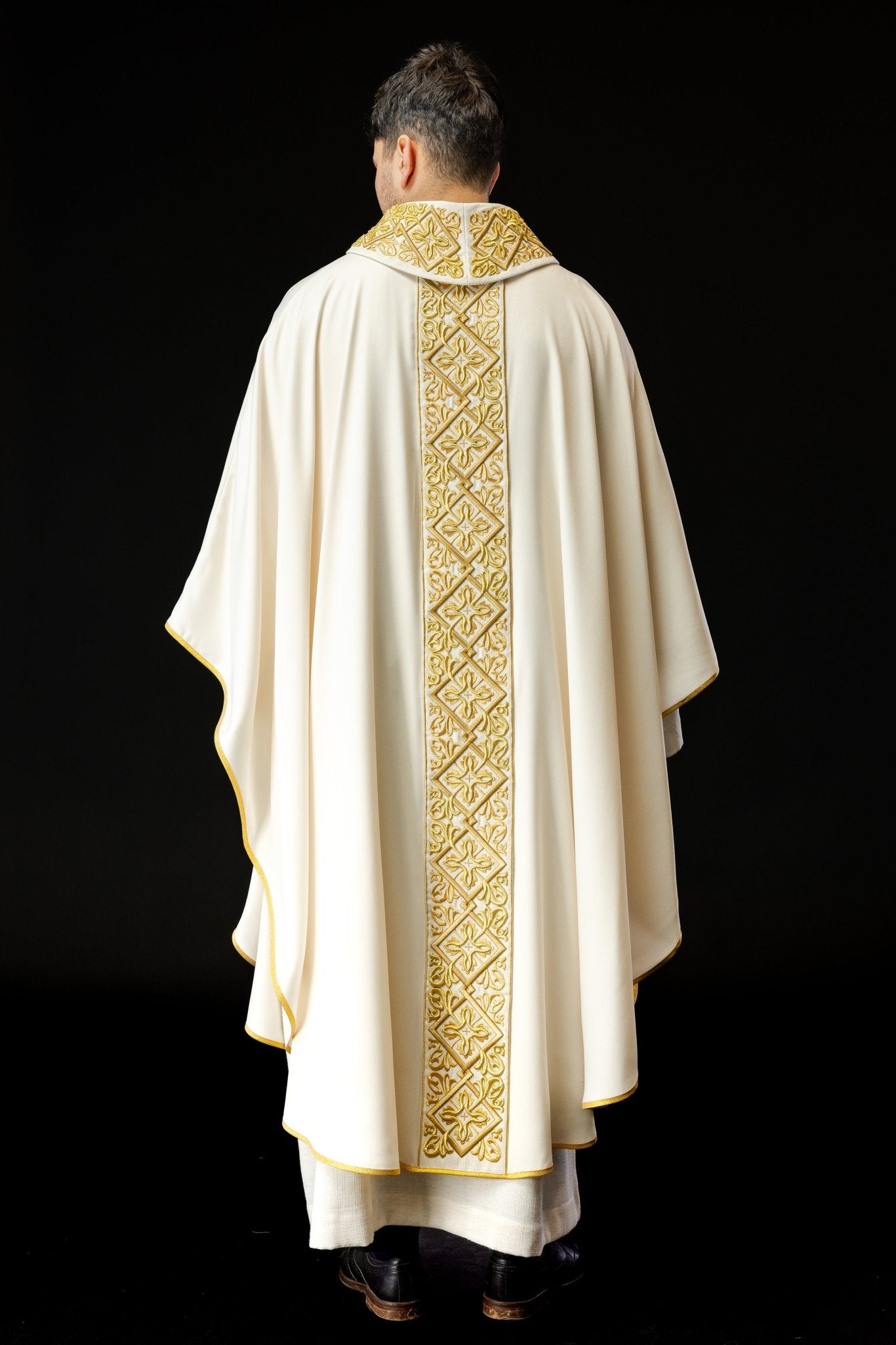 Chasuble richement brodée de motifs floraux avec croix Ecru LE/7027/05 - CHASUBLES.FR