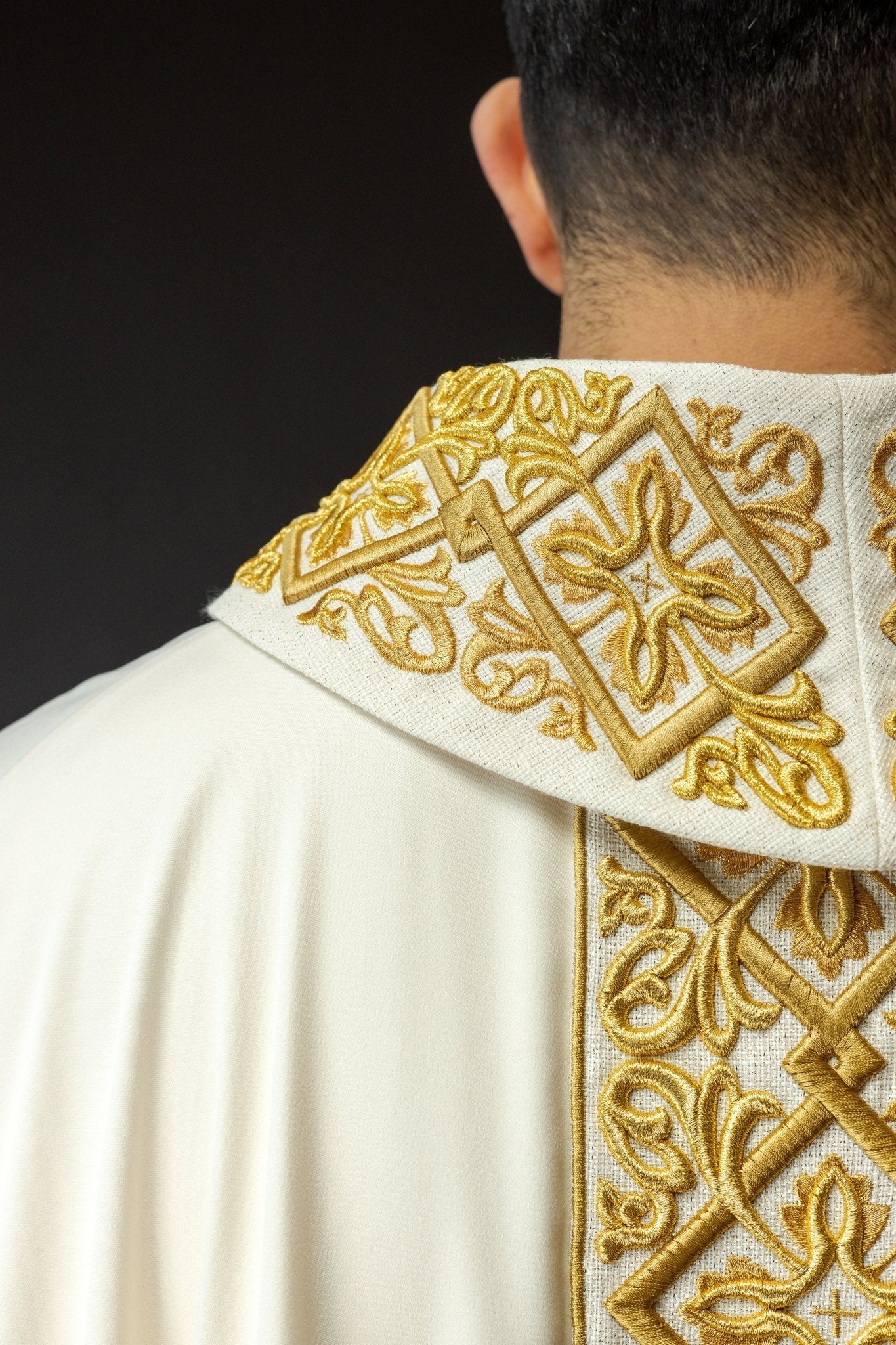 Chasuble richement brodée de motifs floraux avec croix Ecru LE/7027/05 - CHASUBLES.FR