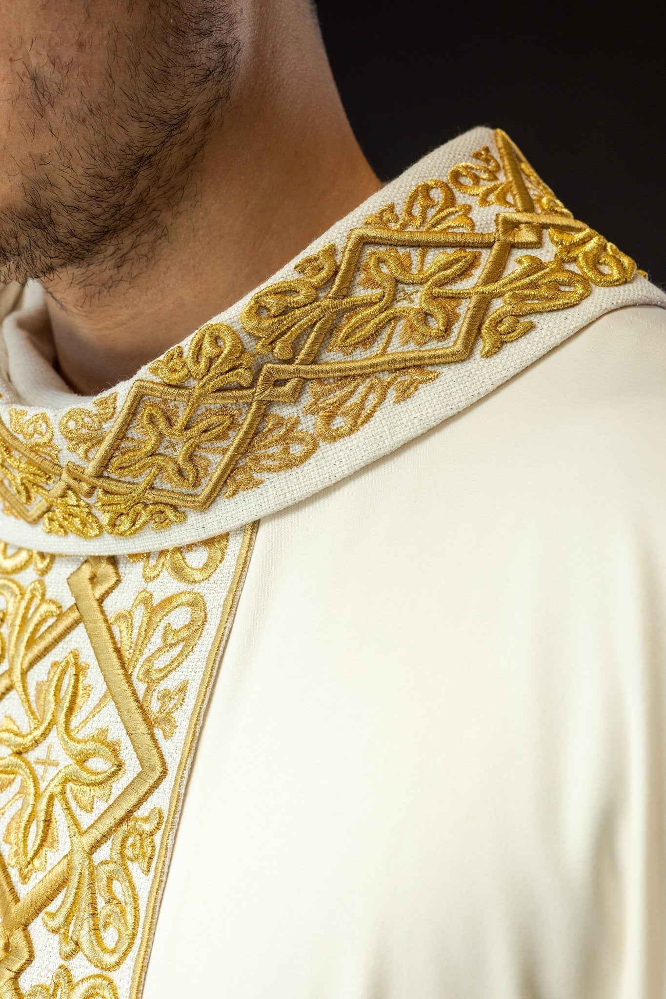 Chasuble richement brodée de motifs floraux avec croix Ecru LE/7027/05 - CHASUBLES.FR