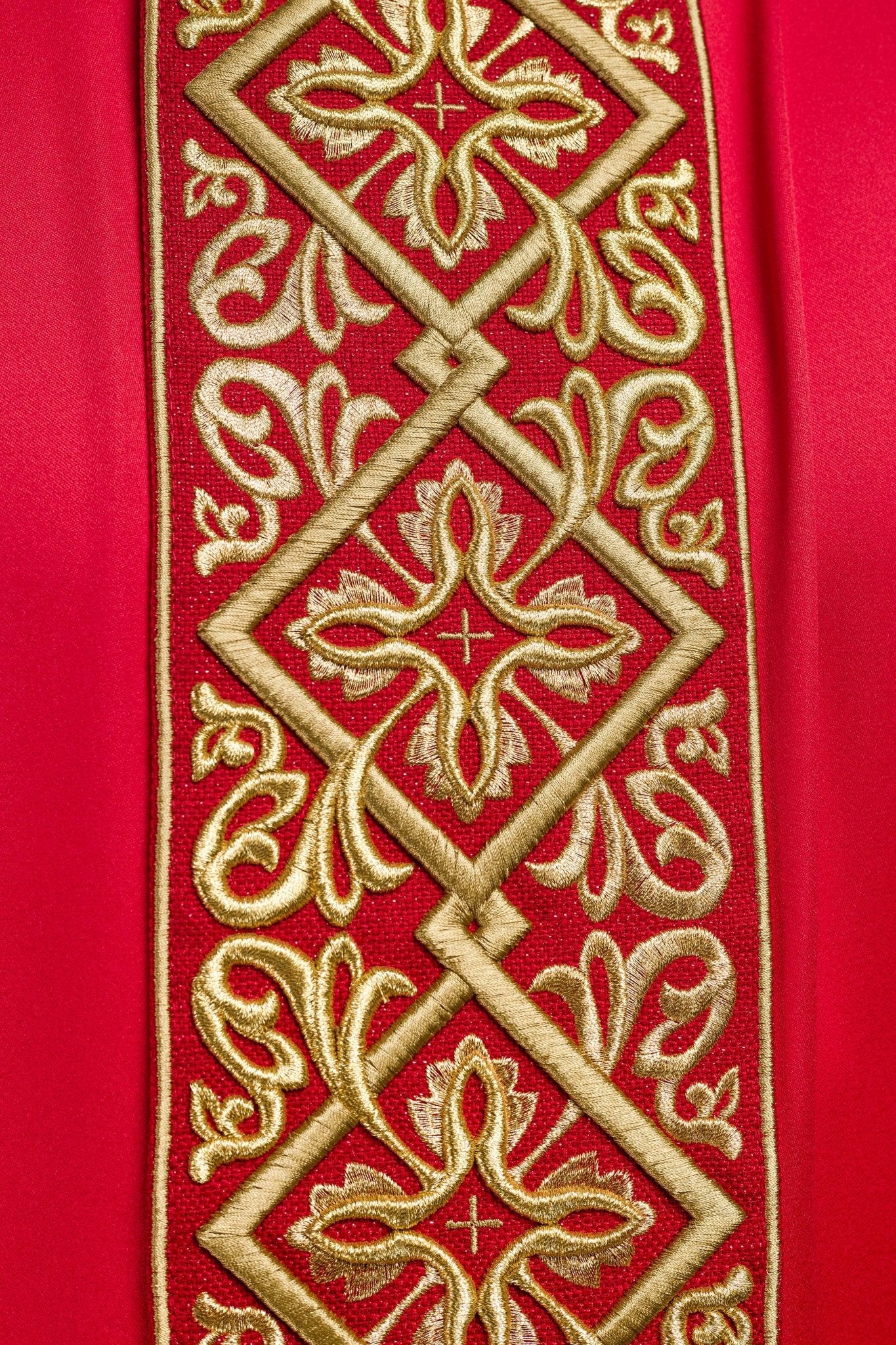 Chasuble richement brodée de motifs floraux et de croix rouges LE/7027/02 - CHASUBLES.FR
