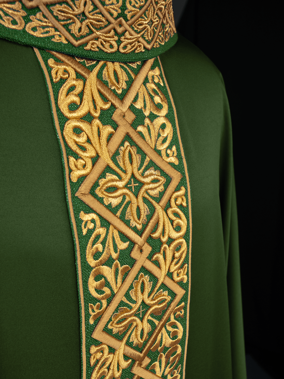 Chasuble richement brodée de motifs floraux et de croix Ver LE/7027/01 - CHASUBLES.FR
