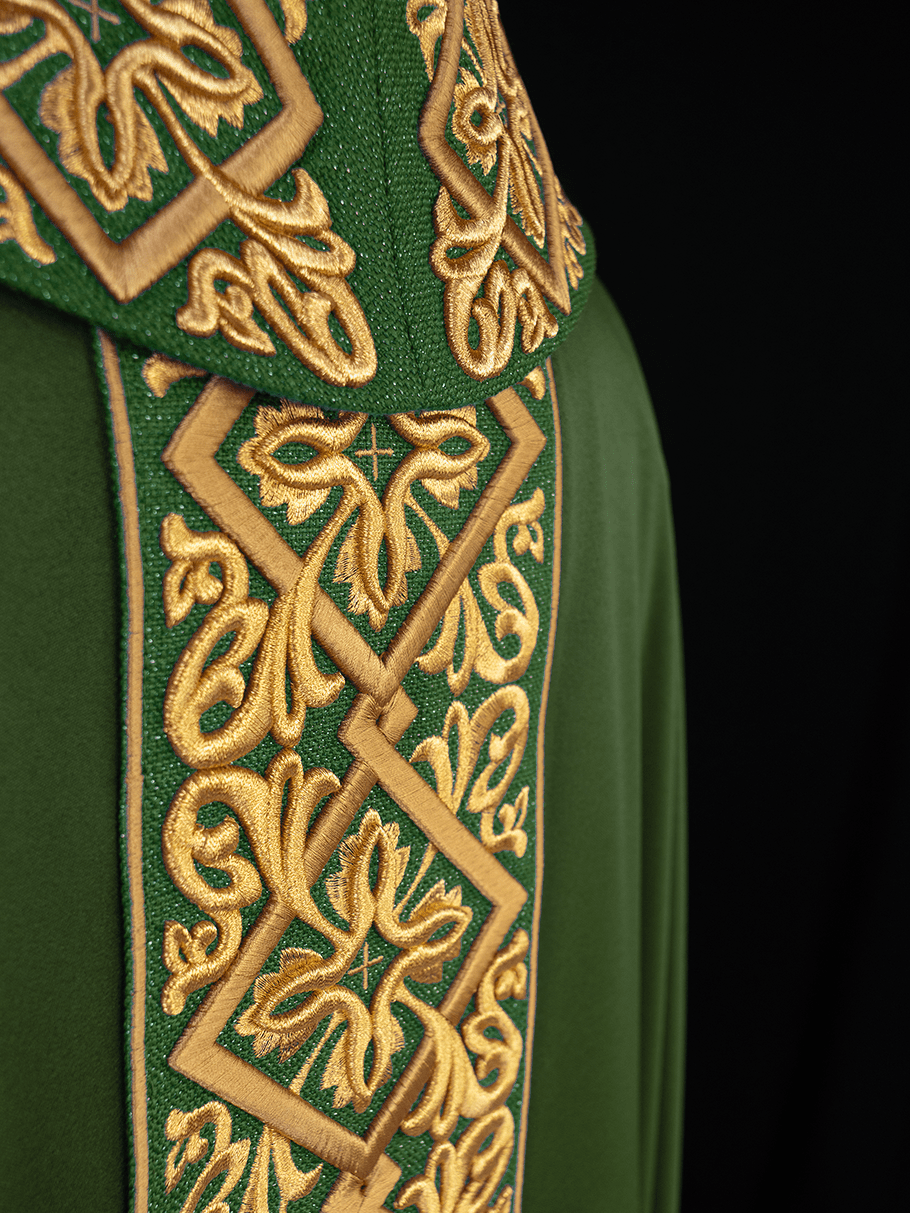 Chasuble richement brodée de motifs floraux et de croix Ver LE/7027/01 - CHASUBLES.FR