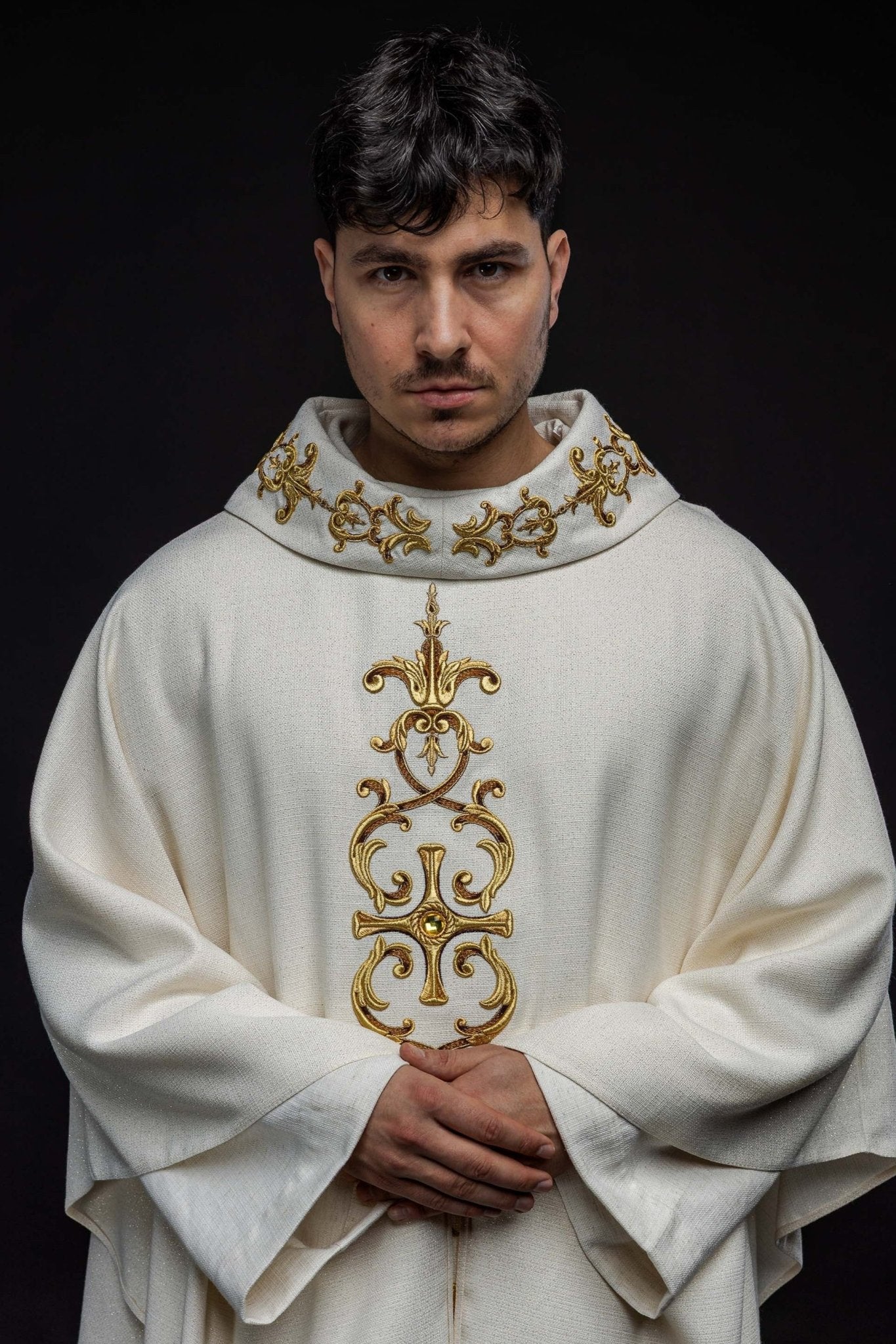 Chasuble richement brodée de pierres LE/7014/05 - CHASUBLES.FR