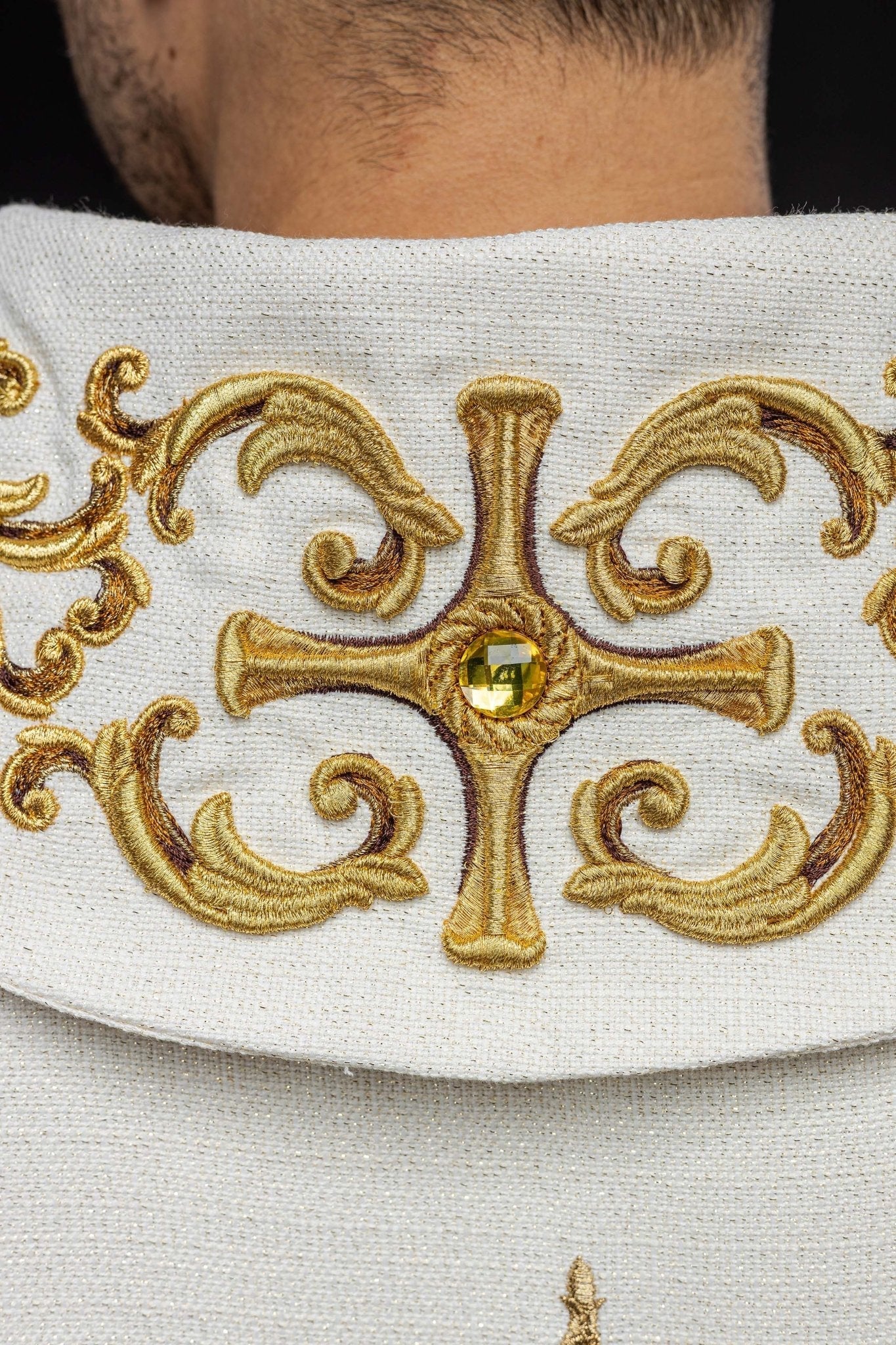 Chasuble richement brodée de pierres LE/7014/05 - CHASUBLES.FR