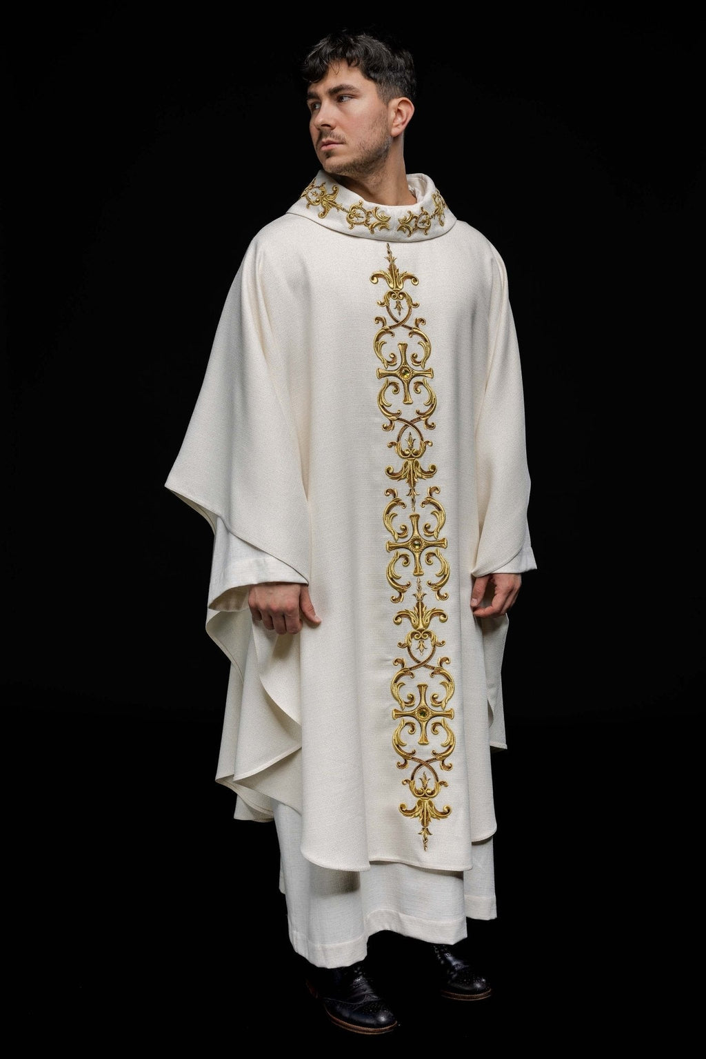 Chasuble richement brodée de pierres LE/7014/05 - CHASUBLES.FR