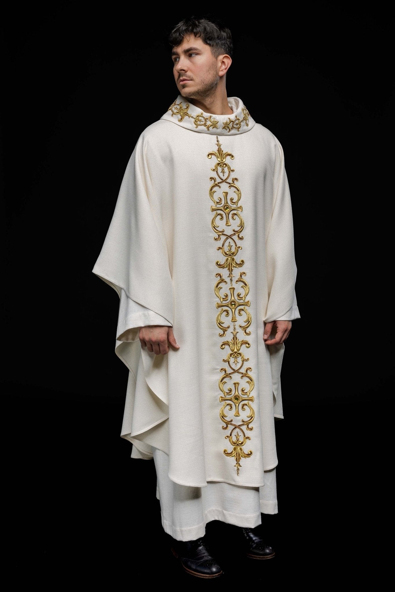 Chasuble richement brodée de pierres LE/7014/05 - CHASUBLES.FR