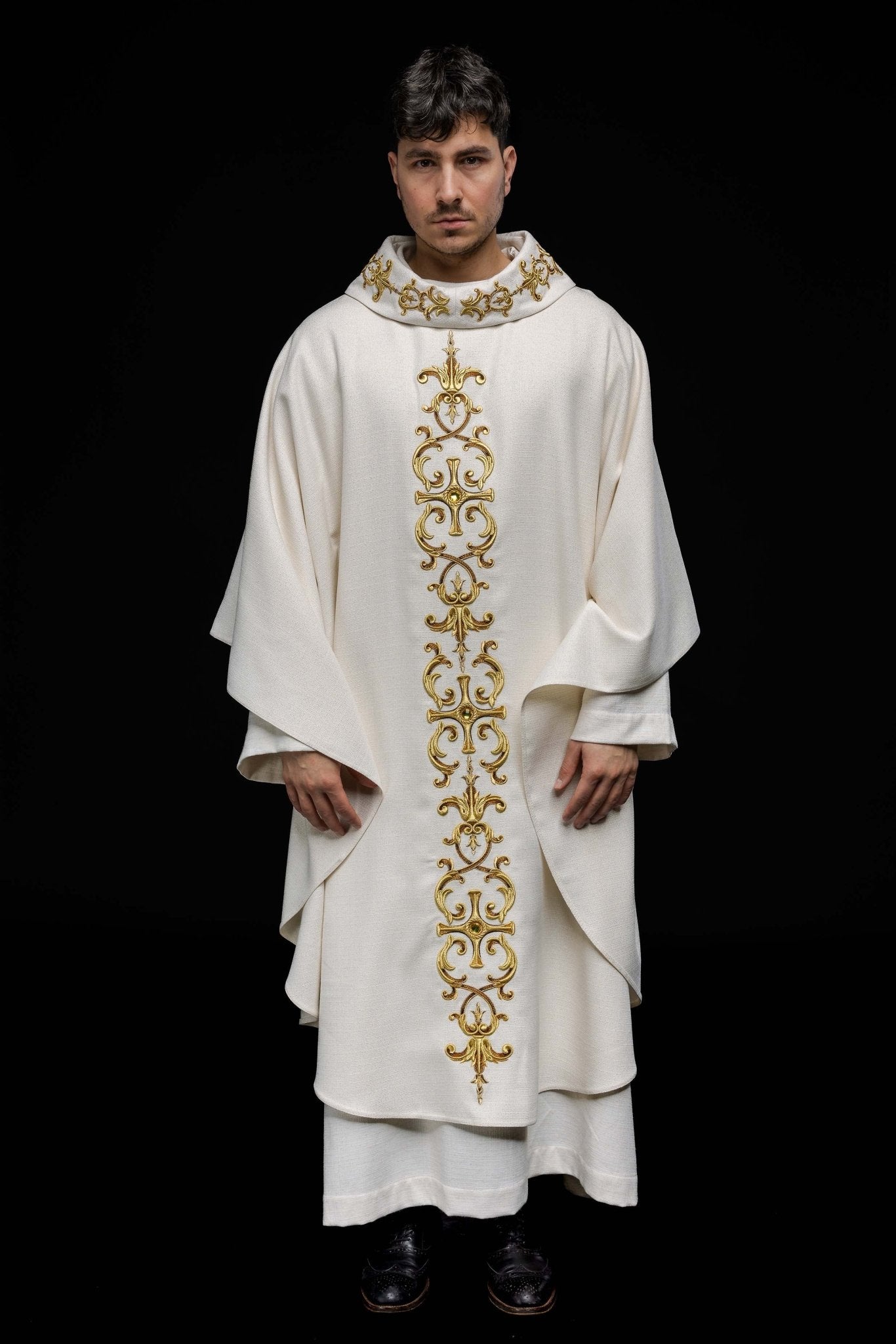 Chasuble richement brodée de pierres LE/7014/05 - CHASUBLES.FR