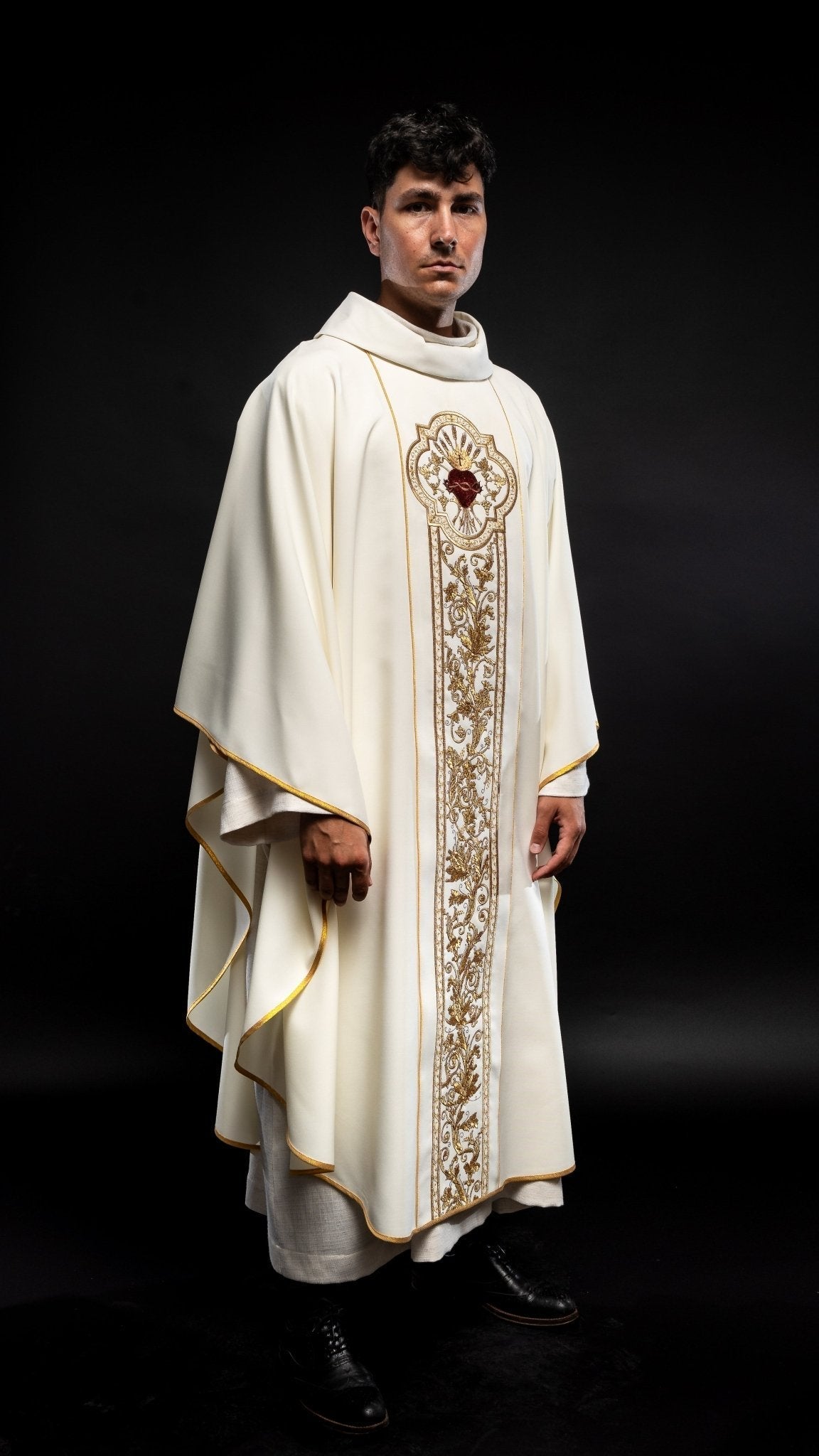 Chasuble richement brodée du symbole du Sacré - CŒUR de Jésus écru KOR/109/05/01 ECRU - CHASUBLES.FR