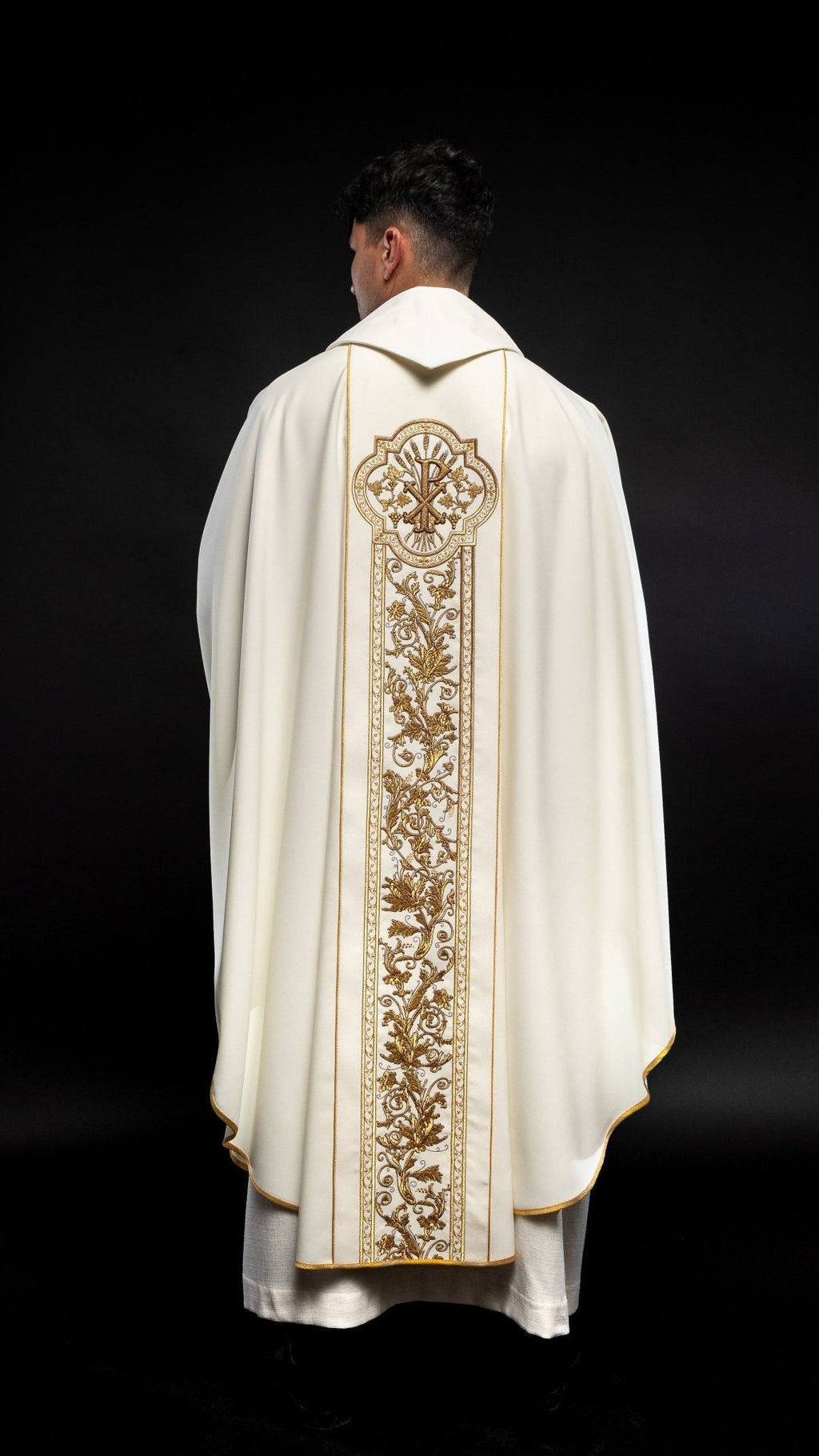 Chasuble richement brodée du symbole du Sacré - CŒUR de Jésus écru KOR/109/05/01 ECRU - CHASUBLES.FR