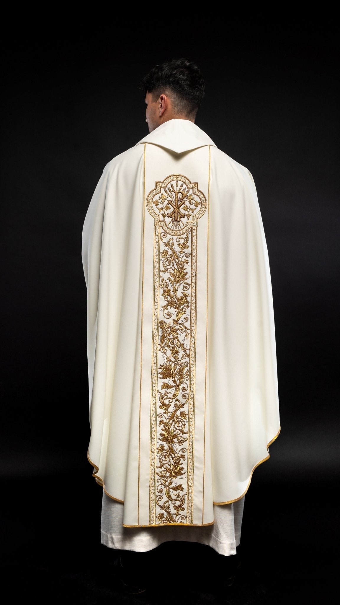Chasuble richement brodée du symbole du Sacré - CŒUR de Jésus écru KOR/109/05/01 ECRU - CHASUBLES.FR