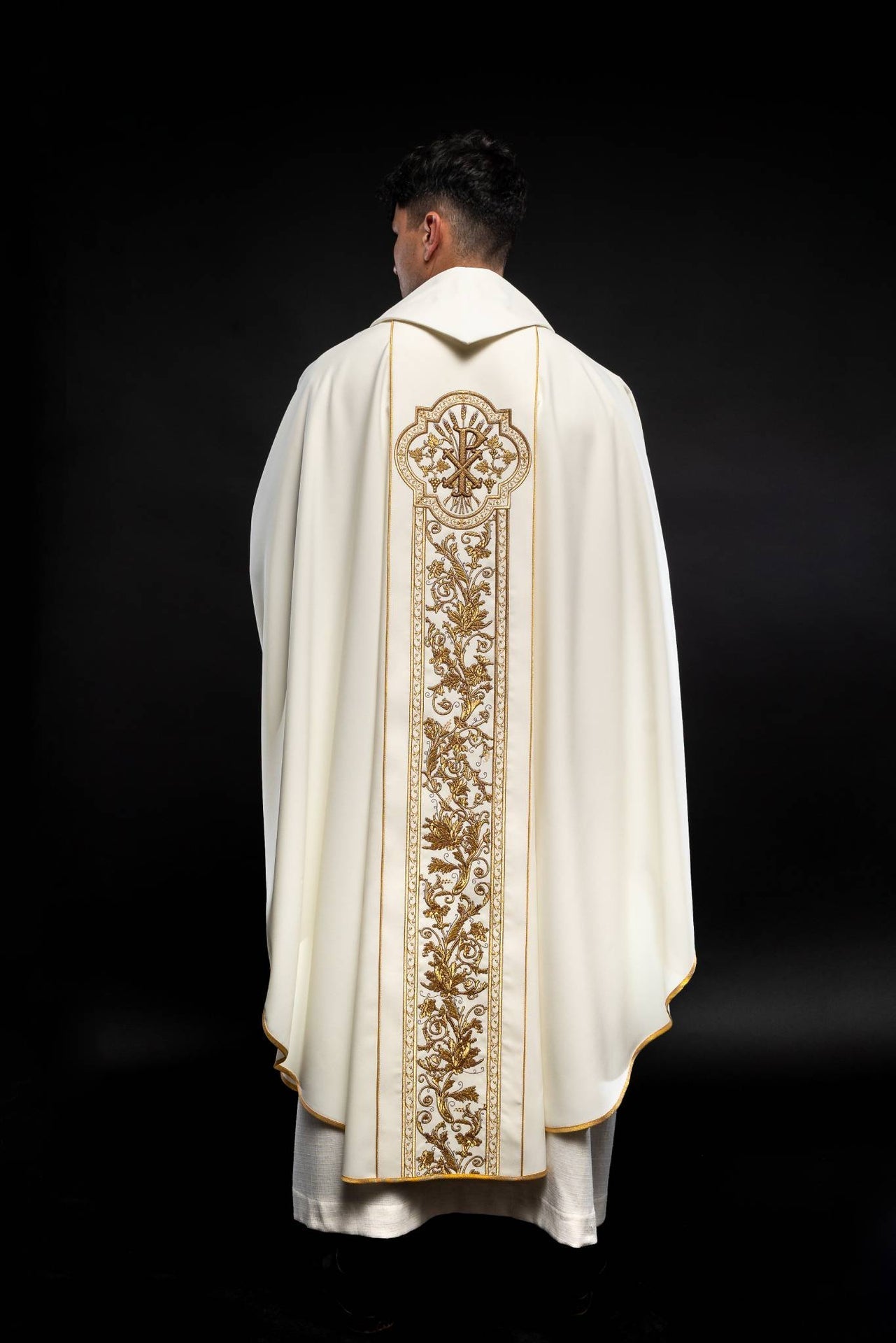 Chasuble richement brodée du symbole du Sacré-CŒUR de Jésus écru KOR/109/05/01 ECRU - CHASUBLES.FR
