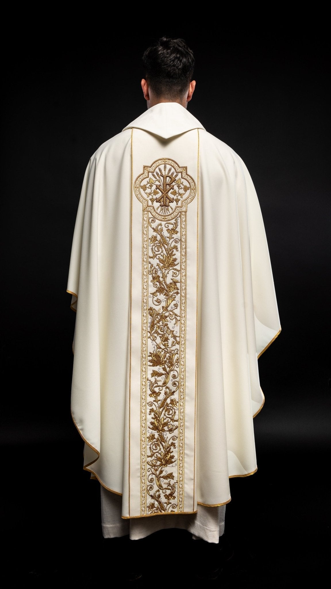 Chasuble richement brodée du symbole du Sacré - CŒUR de Jésus écru KOR/109/05/01 ECRU - CHASUBLES.FR