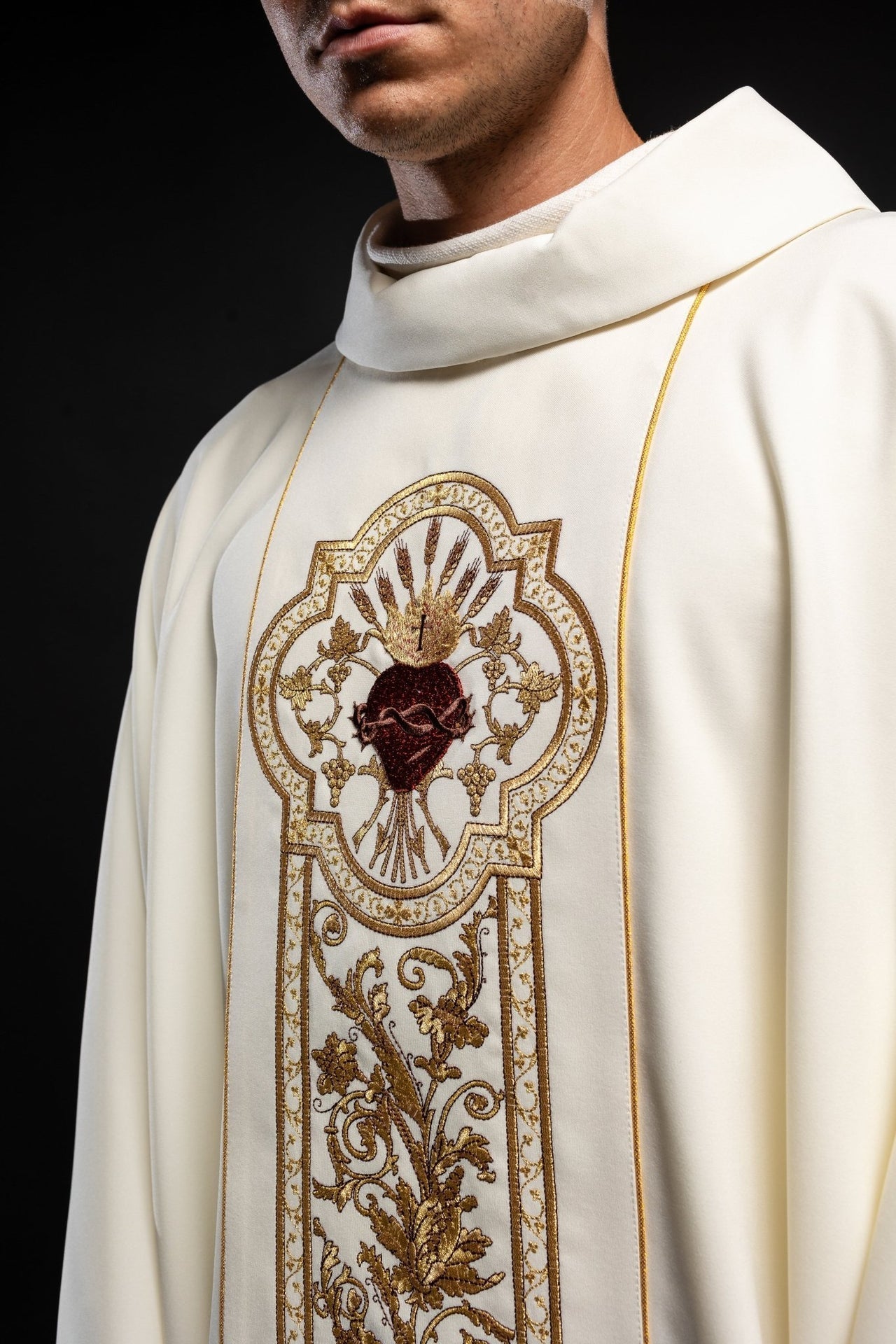 Chasuble richement brodée du symbole du Sacré-CŒUR de Jésus écru KOR/109/05/01 ECRU - CHASUBLES.FR