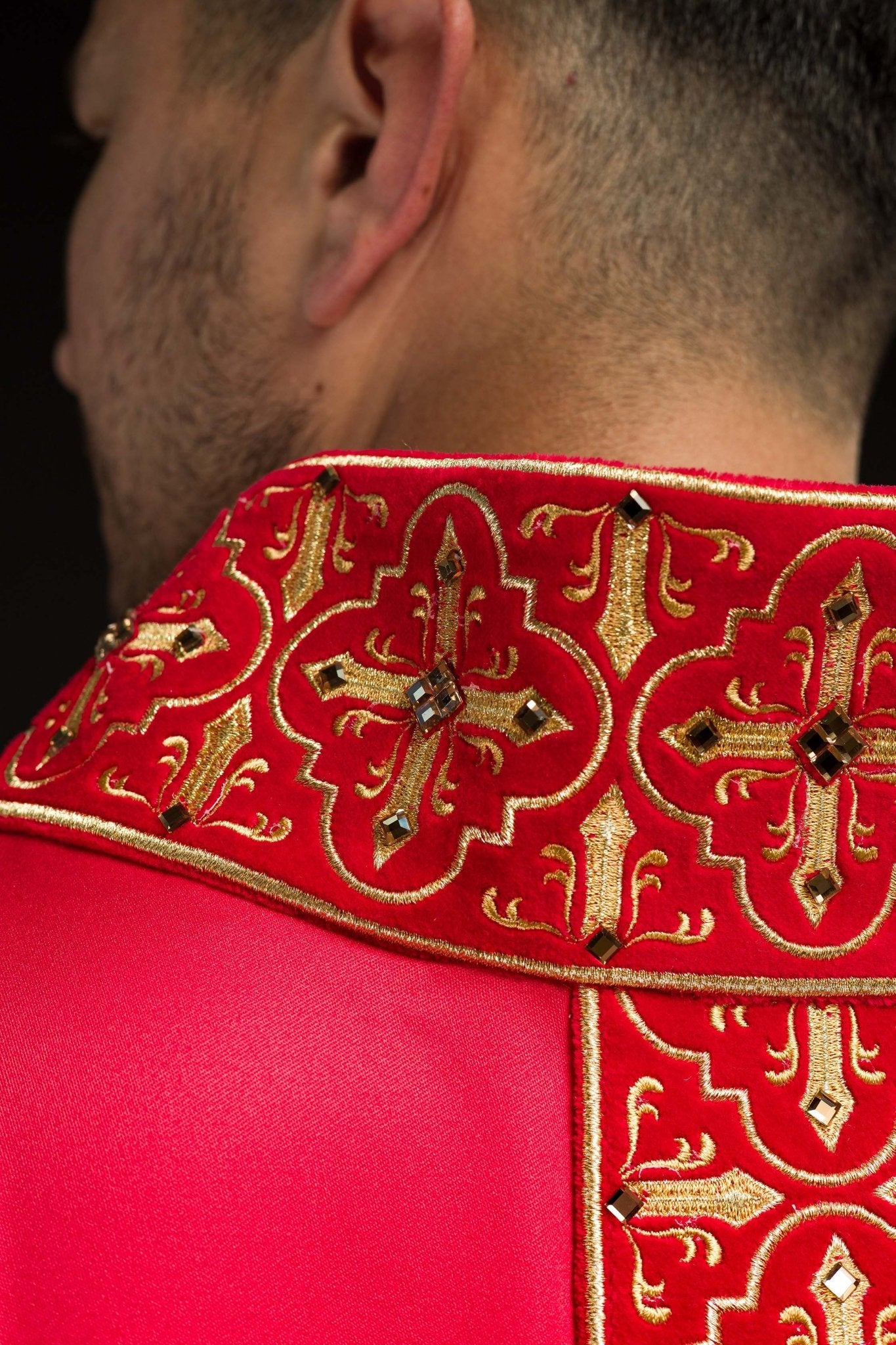 Chasuble richement brodée et ornée de pierres rouges LE/7004/02 - CHASUBLES.FR
