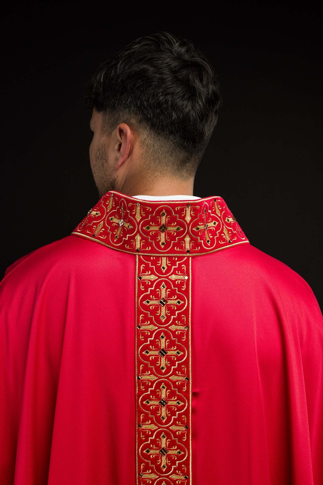 Chasuble richement brodée et ornée de pierres rouges LE/7004/02 - CHASUBLES.FR