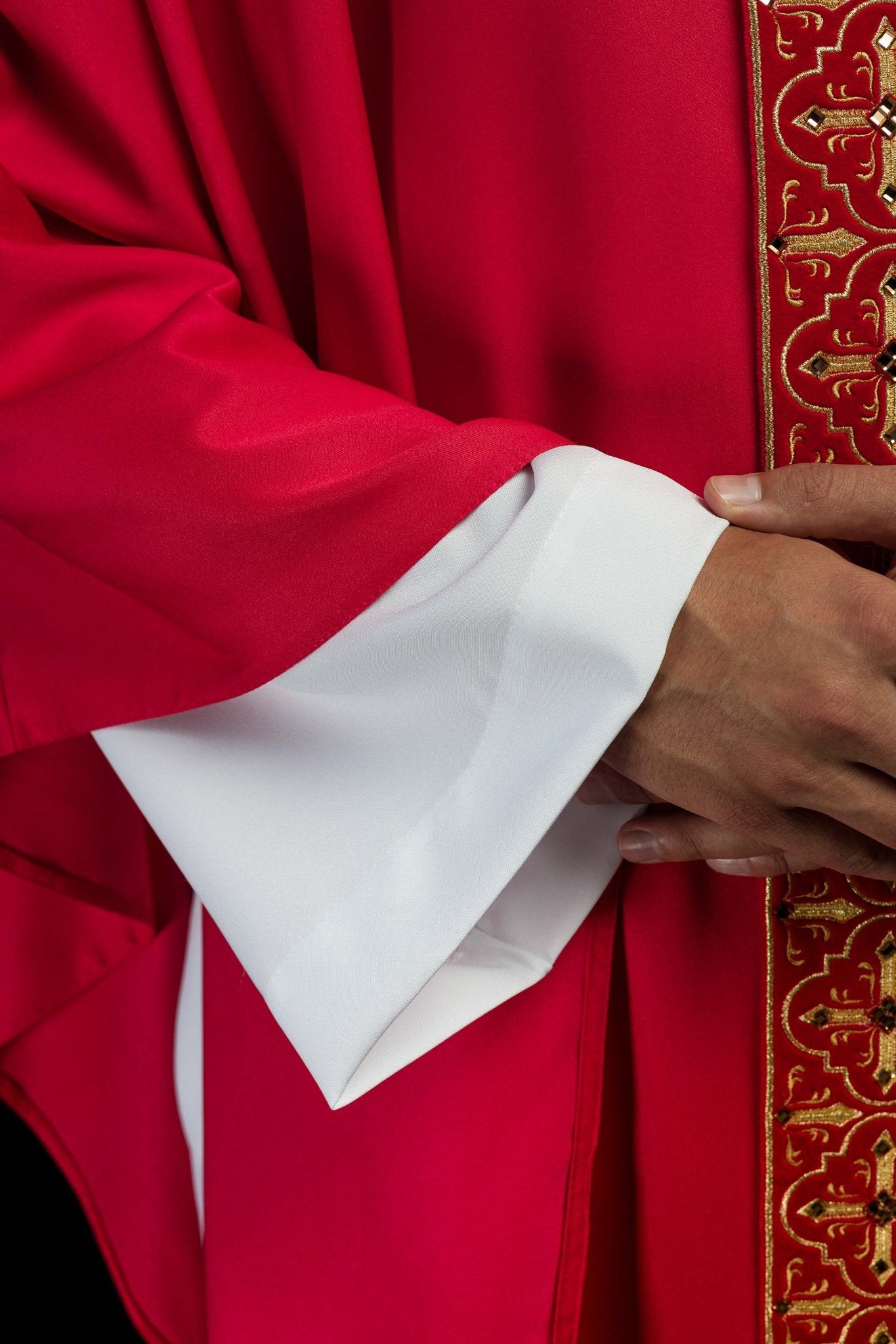 Chasuble richement brodée et ornée de pierres rouges LE/7004/02 - CHASUBLES.FR