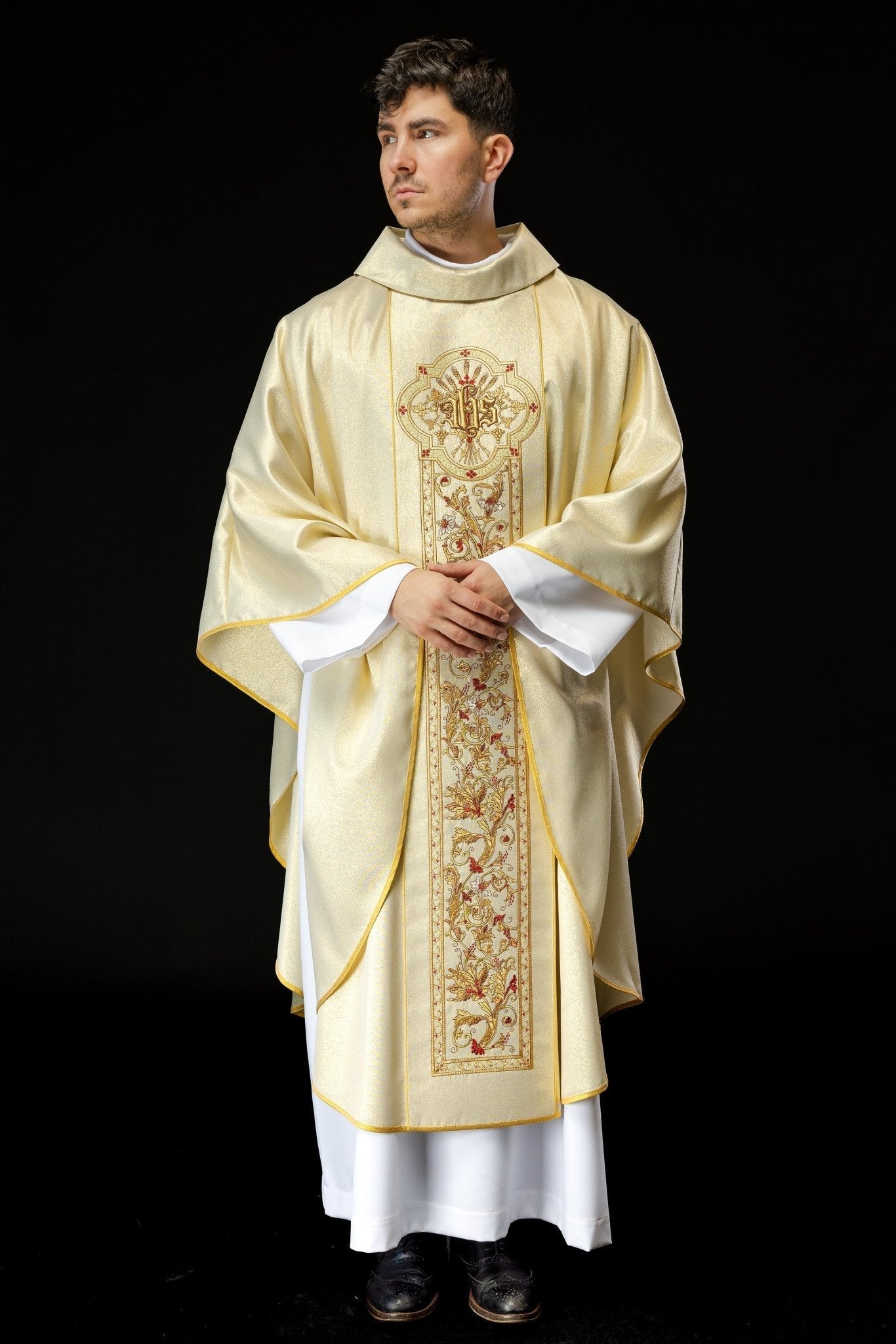 Chasuble richement décorée avec motif IHS en or KOR/056/10/37 ZŁOTO - CHASUBLES.FR