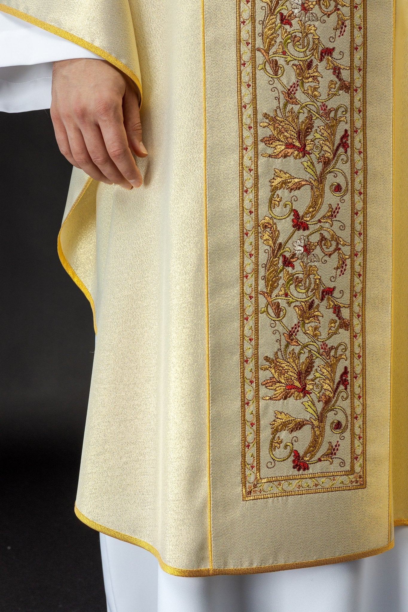 Chasuble richement décorée avec motif IHS en or KOR/056/10/37 ZŁOTO - CHASUBLES.FR