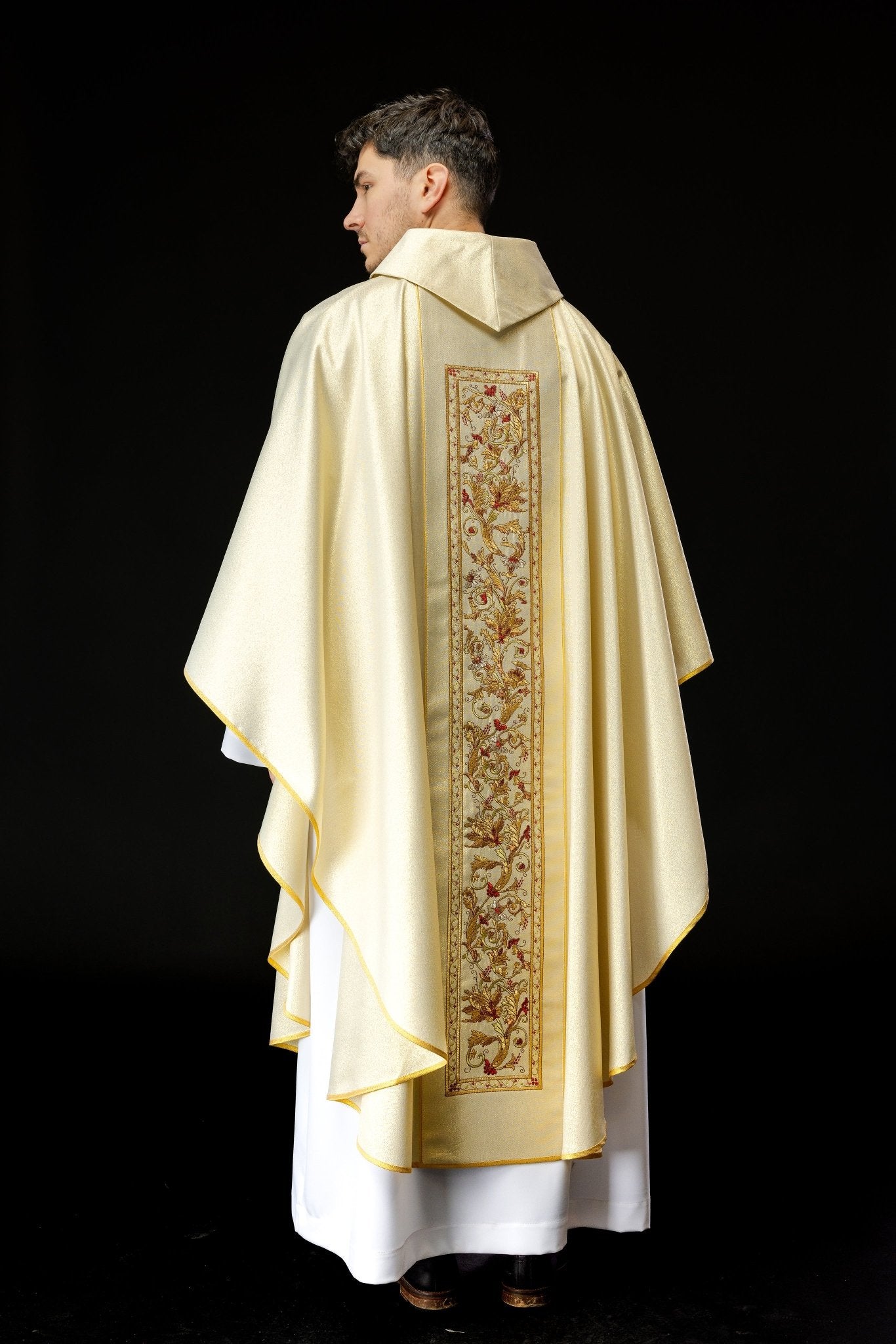 Chasuble richement décorée avec motif IHS en or KOR/056/10/37 ZŁOTO - CHASUBLES.FR