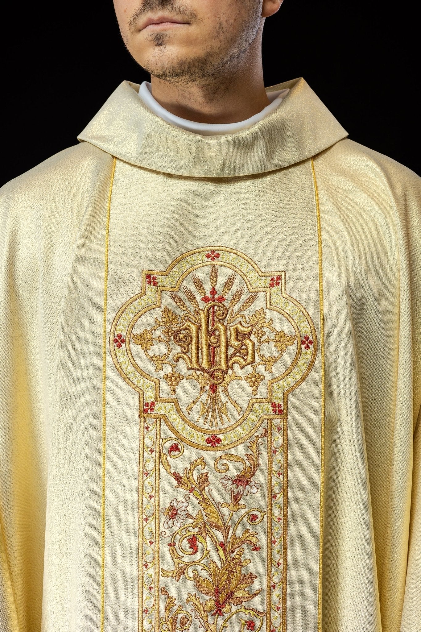Chasuble richement décorée avec motif IHS en or KOR/056/10/37 ZŁOTO - CHASUBLES.FR