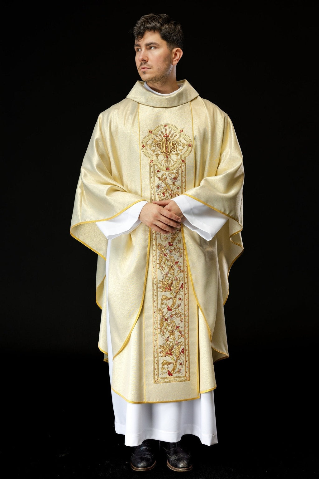 Chasuble richement décorée avec motif IHS en or KOR/056/10/37 ZŁOTO - CHASUBLES.FR