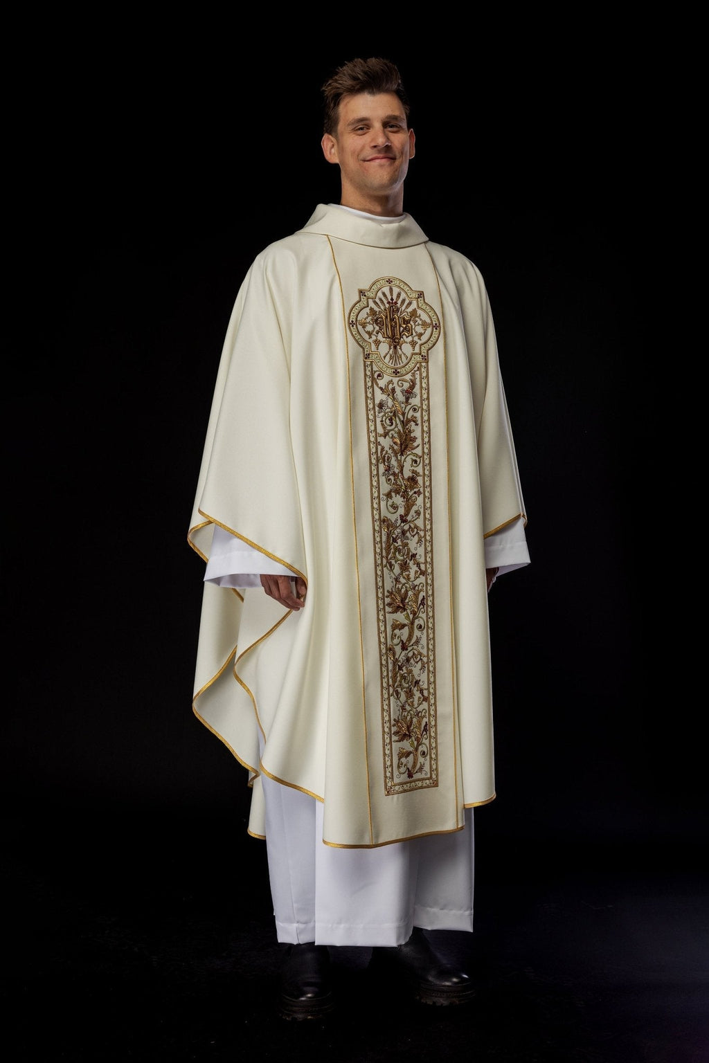 Chasuble richement décorée d'un motif IHS de couleur écrue KOR/056/05/01 ECRU - CHASUBLES.FR