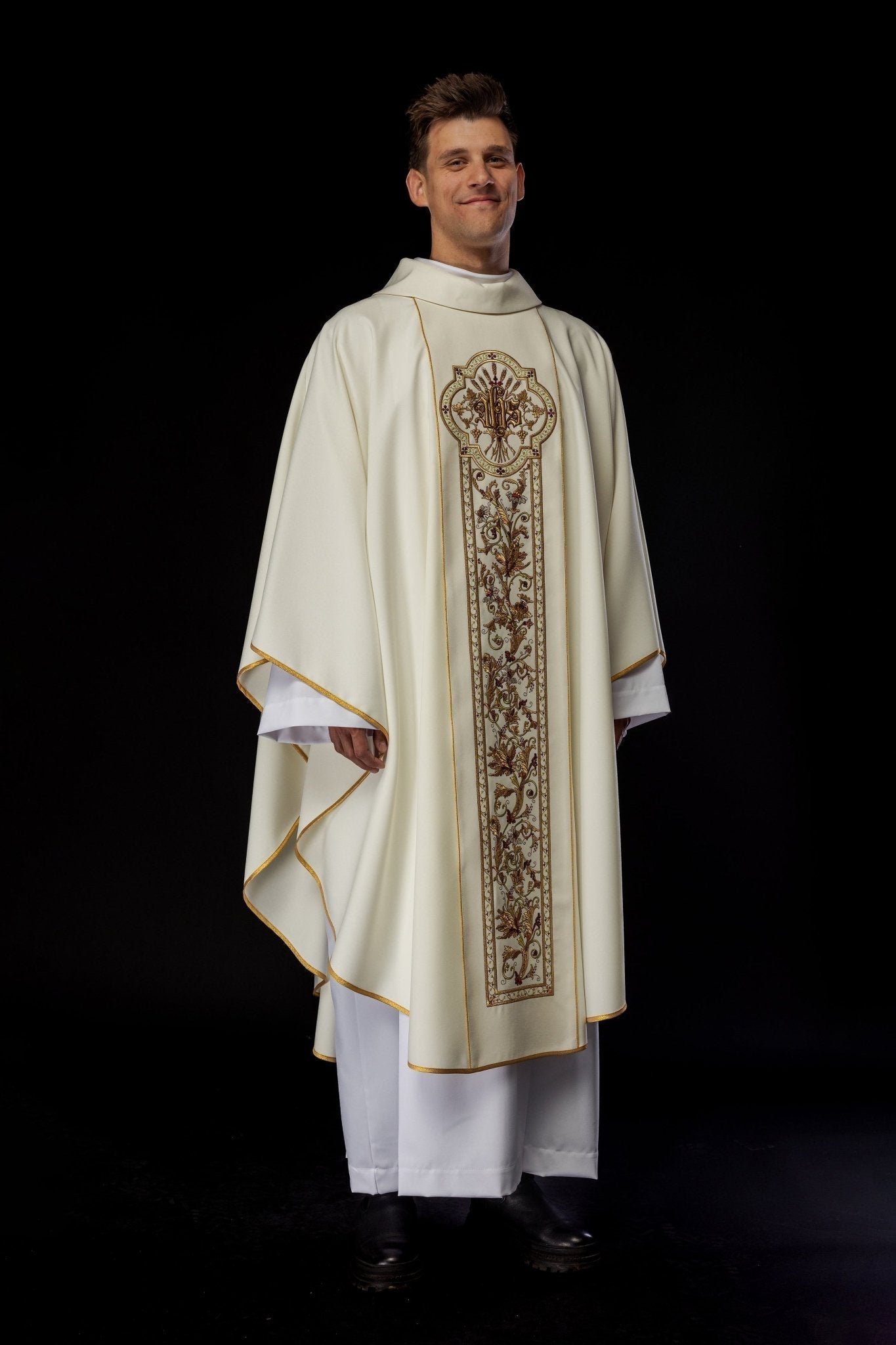 Chasuble richement décorée d'un motif IHS de couleur écrue KOR/056/05/01 ECRU - CHASUBLES.FR