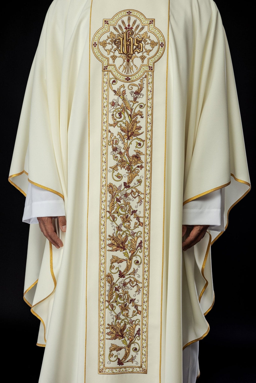 Chasuble richement décorée d'un motif IHS de couleur écrue KOR/056/05/01 ECRU - CHASUBLES.FR