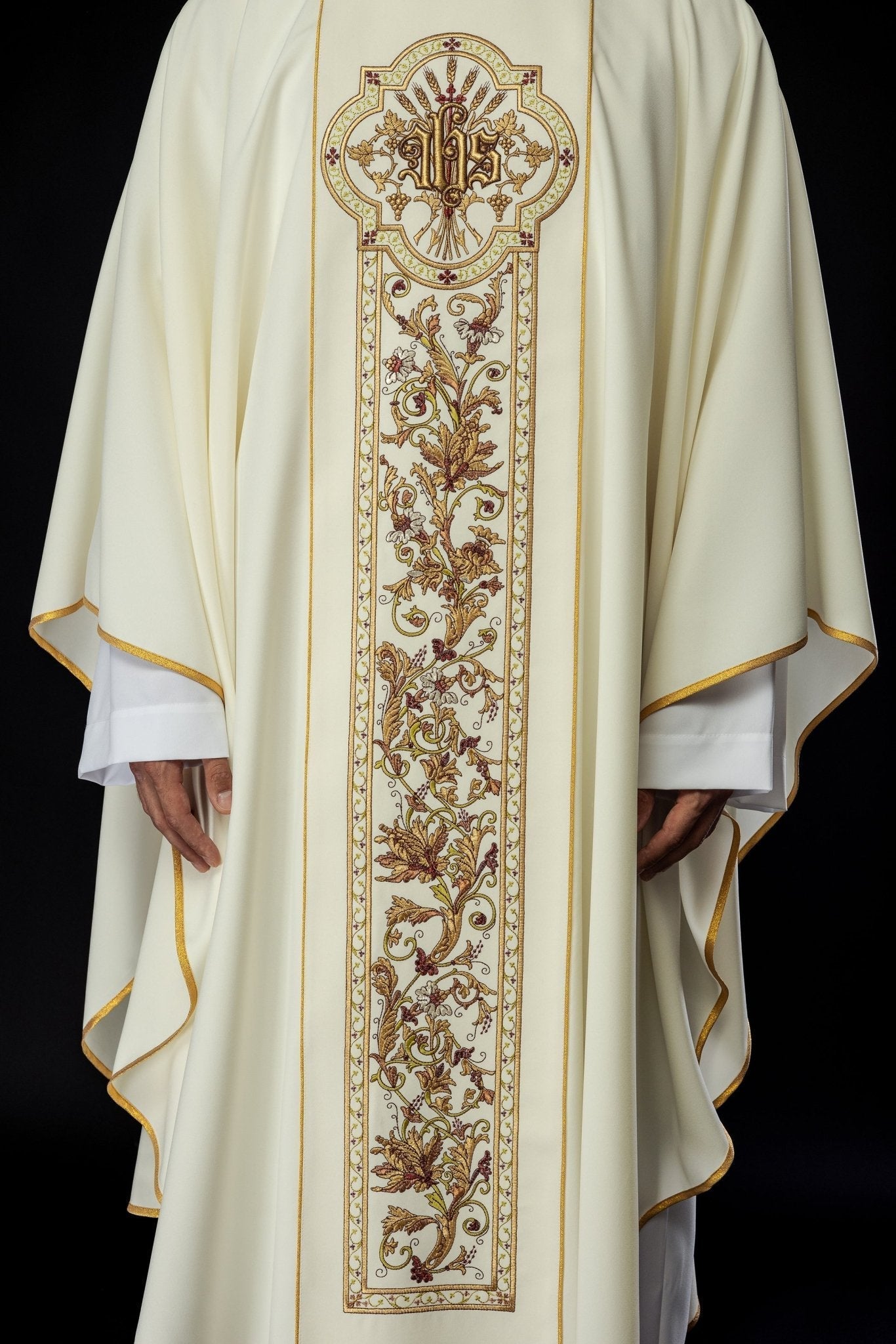 Chasuble richement décorée d'un motif IHS de couleur écrue KOR/056/05/01 ECRU - CHASUBLES.FR