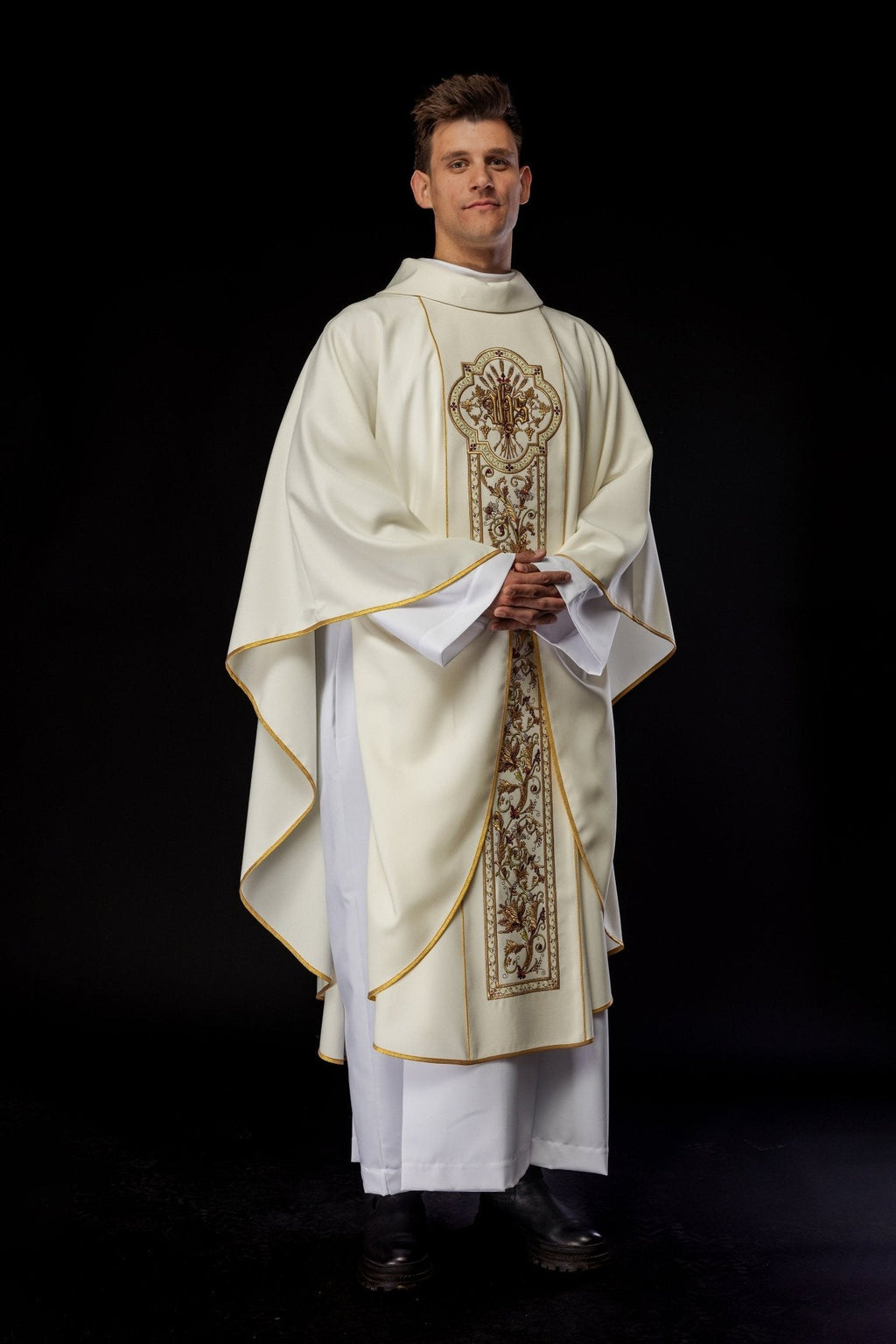 Chasuble richement décorée d'un motif IHS de couleur écrue KOR/056/05/01 ECRU - CHASUBLES.FR