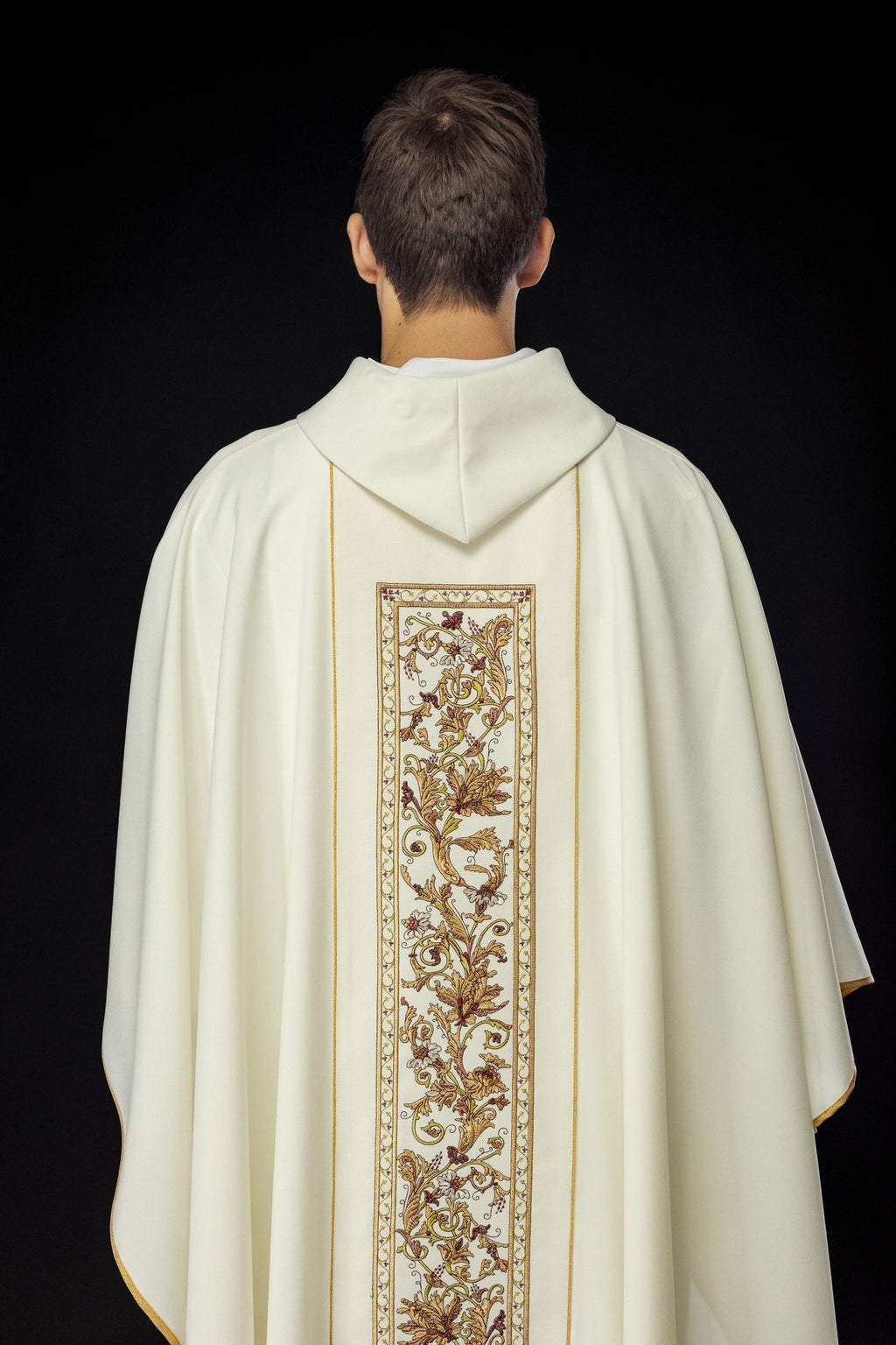 Chasuble richement décorée d'un motif IHS de couleur écrue KOR/056/05/01 ECRU - CHASUBLES.FR