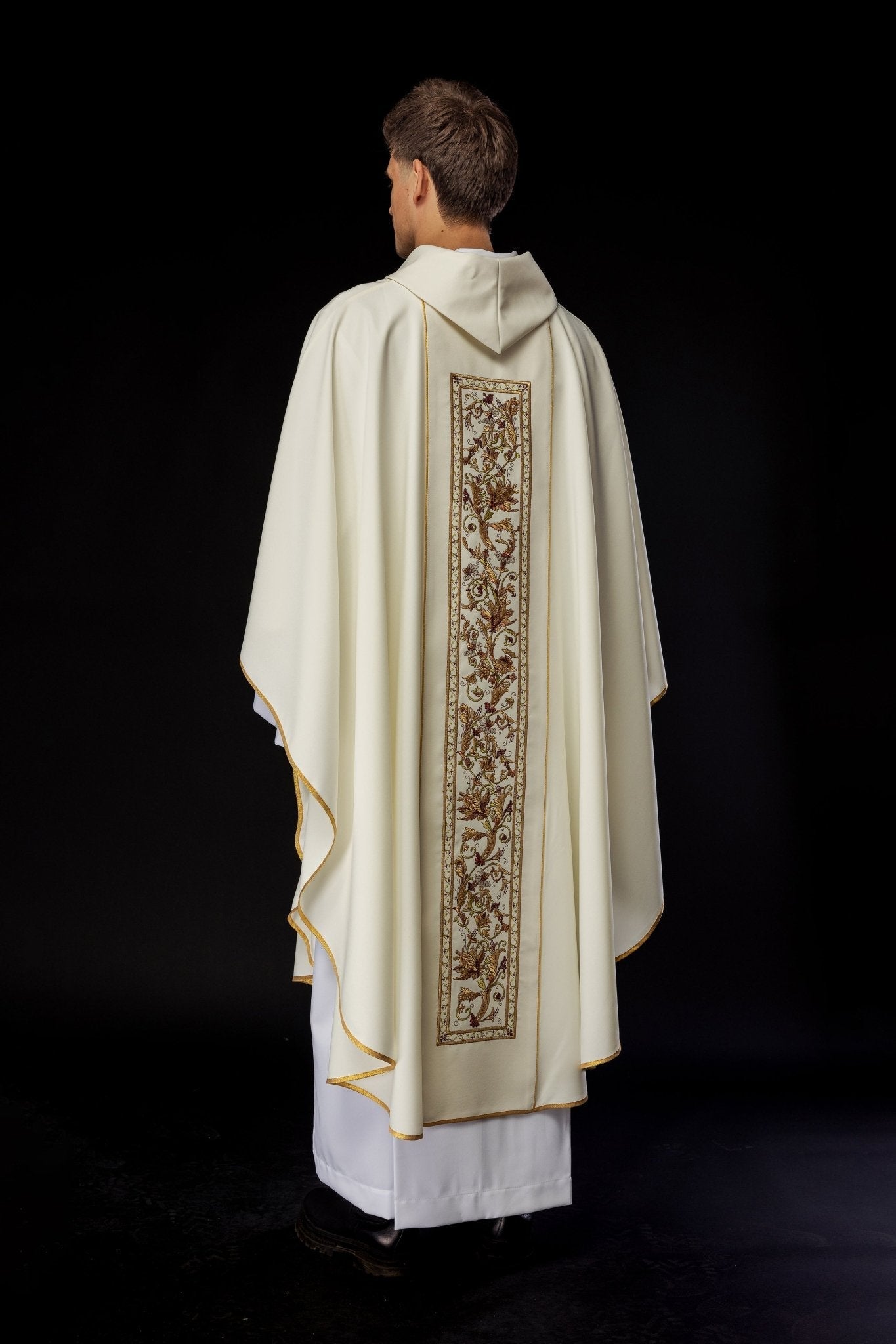 Chasuble richement décorée d'un motif IHS de couleur écrue KOR/056/05/01 ECRU - CHASUBLES.FR