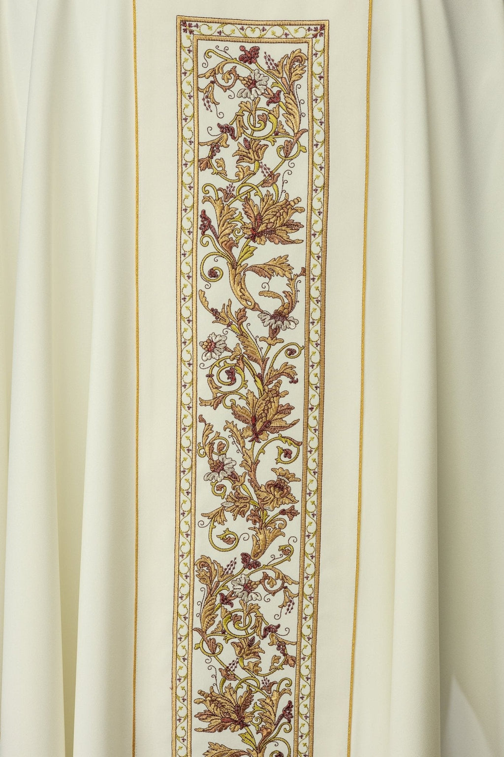Chasuble richement décorée d'un motif IHS de couleur écrue KOR/056/05/01 ECRU - CHASUBLES.FR