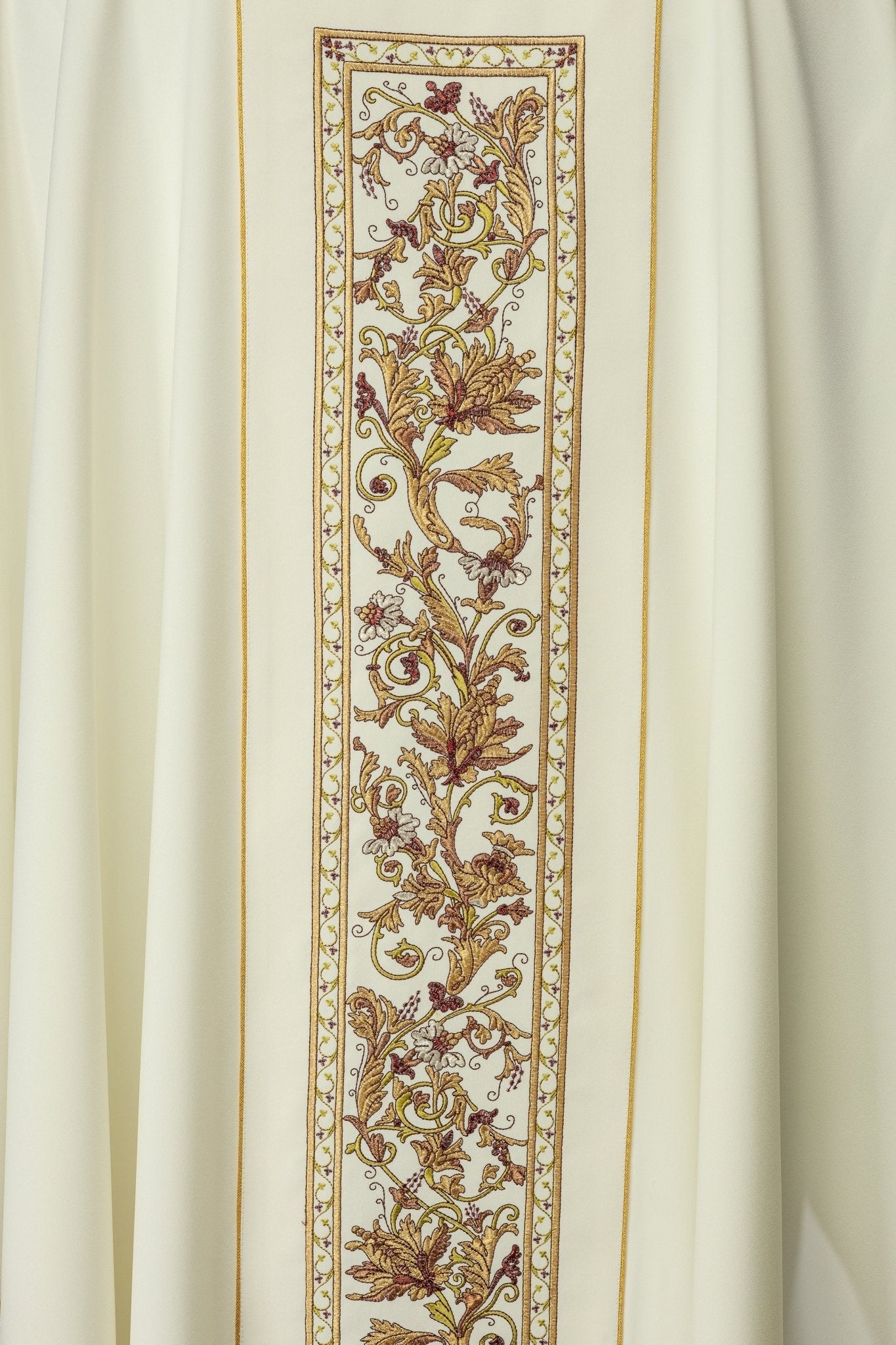 Chasuble richement décorée d'un motif IHS de couleur écrue KOR/056/05/01 ECRU - CHASUBLES.FR