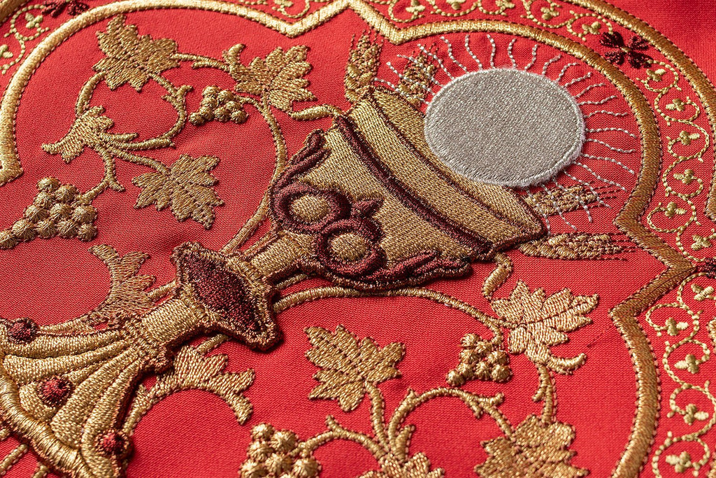 Chasuble romaine rouge brodée du motif du Cœur de Jésus - Christ KOR/199/02/01 - CHASUBLES.FR
