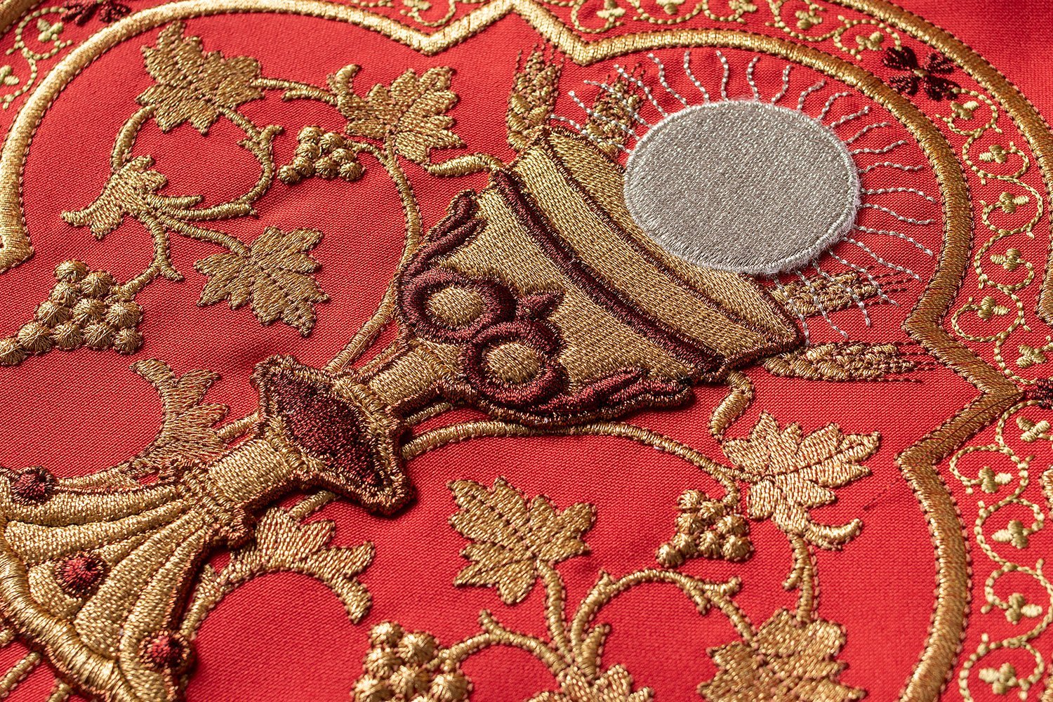Chasuble romaine rouge brodée du motif du Cœur de Jésus - Christ KOR/199/02/01 - CHASUBLES.FR