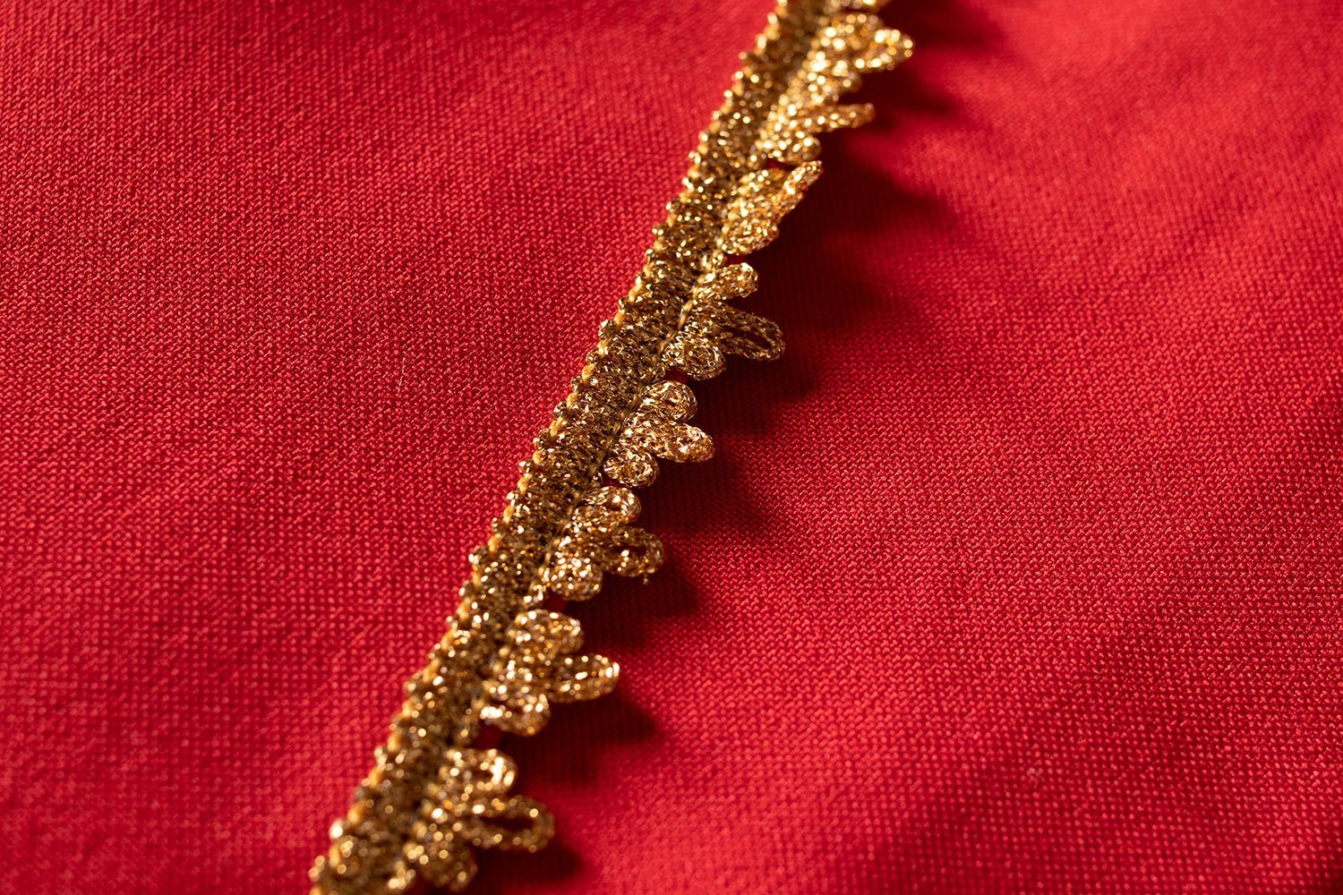 Chasuble romaine rouge brodée du motif du Cœur de Jésus - Christ KOR/199/02/01 - CHASUBLES.FR